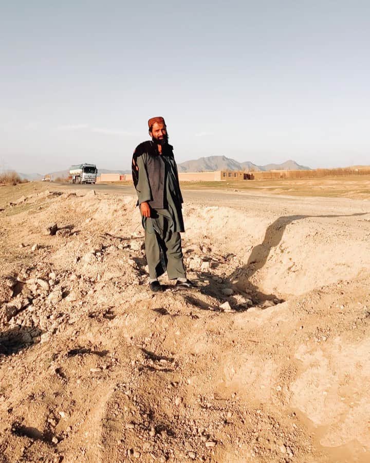 National Geographic Creativeのインスタグラム：「Video by @balazsgardi | Khan Mohammad, a Taliban roadside bomb specialist, stands near the location of an attack he coordinated on Highway 1 in Sayedabad district, Wardak province, Afghanistan. He served as a spotter for a team that claims to have attacked more than 2,000 US and government vehicles over the course of the war, claiming hundreds of lives.  To survey the impact of decades of war and daily life under the second coming of the Taliban, Jason Motlagh and I are driving along Afghanistan’s 1400-mile long National Highway 1, also known as the Ring Road.」