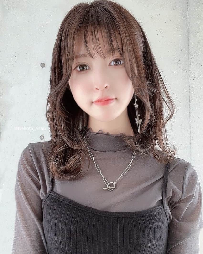 猫田あしゅのインスタグラム：「バタフライピアスがアクセントの辛めコーデ❥ . pierce : @mignonnebijoux_accessory  . . LAS omotesando さんで ヘアメンテナンスして頂きました！ サラサラに生き返る〜 . 前回髪質測定して60%だったのが63%に！この調子で髪質良くしていきたい🙌 . 炭酸シャンプーもスッキリして気持ちよかった.o○ 担当の @koheinagakawa  さん いつもありがとうございます🌱 . #fashion #ボブヘア #ショートヘア  #トリートメント  #髪質改善トリートメント  #hairstyle  #photo #selfie #hair #code  #ブラウス #ファッション #コーデ  #自撮り女子 #shortstyles  #ootd #ootdfashion  #make  #cosme  #透明感カラー  #透明感メイク  #春服コーデ  #冬カラー  #髪質改善  #hairstyle  #haircolor #hairsalon  #beauty  #ヘアサロン  #メイク  #model」