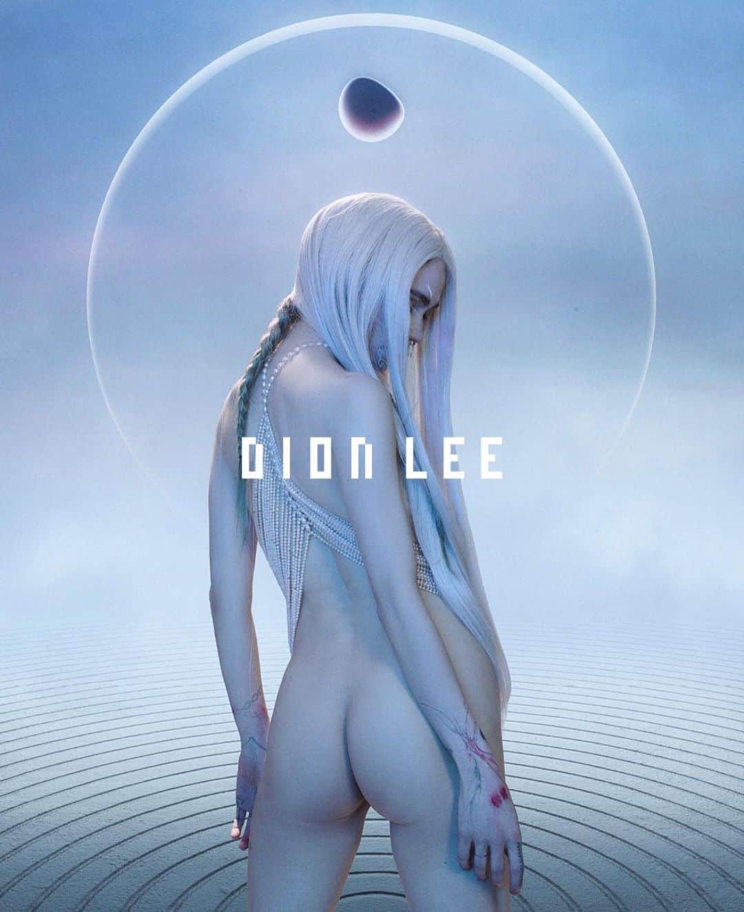 グライムスのインスタグラム：「Making art for @dionlee with @bryanhuynh and @rodolfo.olf   Photographer: @bryanhuynh Stylist: @cc_looo Art Director: @henry.thomas.lloyd CGI Artist: @rodolfo.olf Production Company: @indigoprojects Executive Producer: @hillgs Makeup: Grimes On-Set Hair Stylists: @griddytiddy & @dangdoubledaddy Wig: @prestonwada Casting Director: @bertmartirosyan Retoucher: Hamzah Amin @hamzahamin 1st Photo Assistant / Digitech: @choirofwildtexasdogs 2nd Photo Assistant: @renphotogs Stylist Assistant: @stefannypac Production Assistant: @msgurleyartstudio Tailor: @tessajustman Nails!: @kaanulgener @eichimatsunaga」