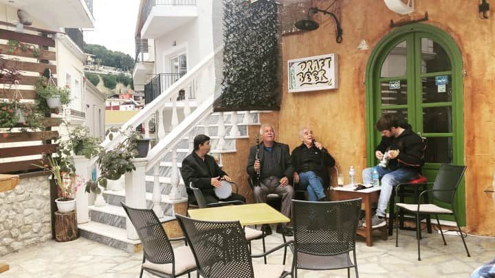 シャニン・ソサモンのインスタグラム：「still dancing to it 🇬🇷」