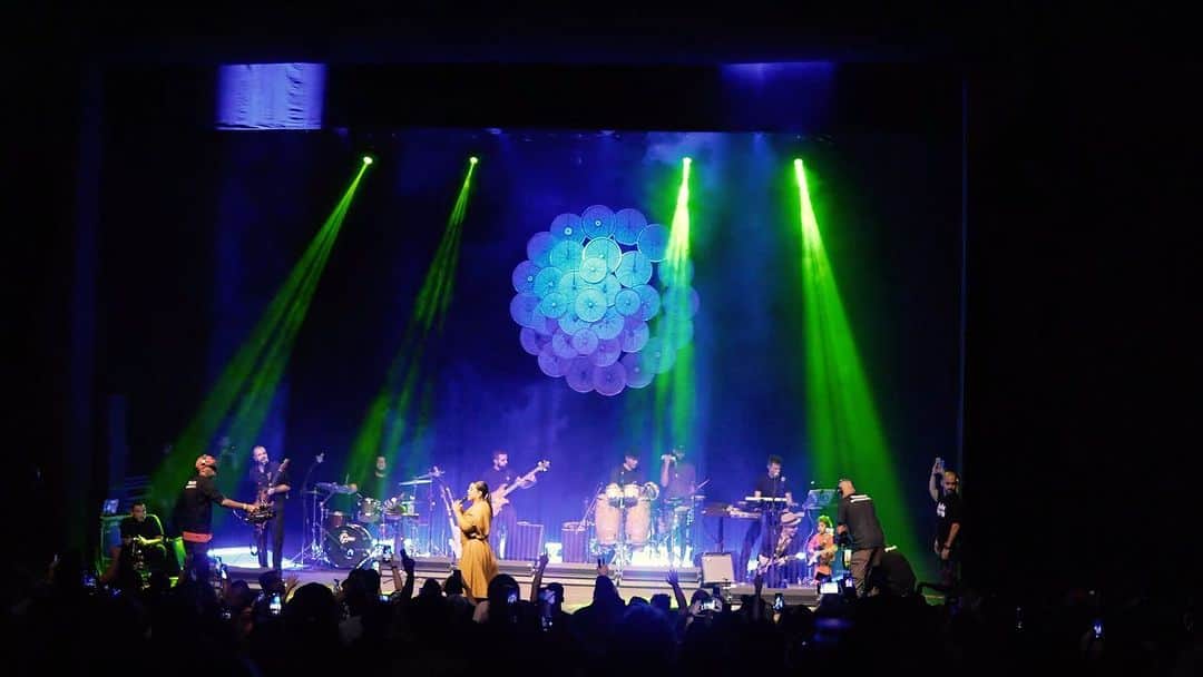 Preta Gilのインスタグラム：「Um pouco da noite mágica de ontem! Foi a reestreia do projeto "Fim de Tarde" da @funarj com direção artística do meu amigo @zericardooficial ❤️  Teatro lotado, ingressos esgotados, meus fãs sentados, familiares, amigos e eu cantando as músicas dos meus 5 álbuns com uma banda incrível ao meu lado! Revisitei minha obra, minha alma e meu som!  Agora o #TodaPreta está pronto para emocionar vocês e rodar na estrada!!!  Realização: @ligaentretenimento Vídeo: @gee.eu」
