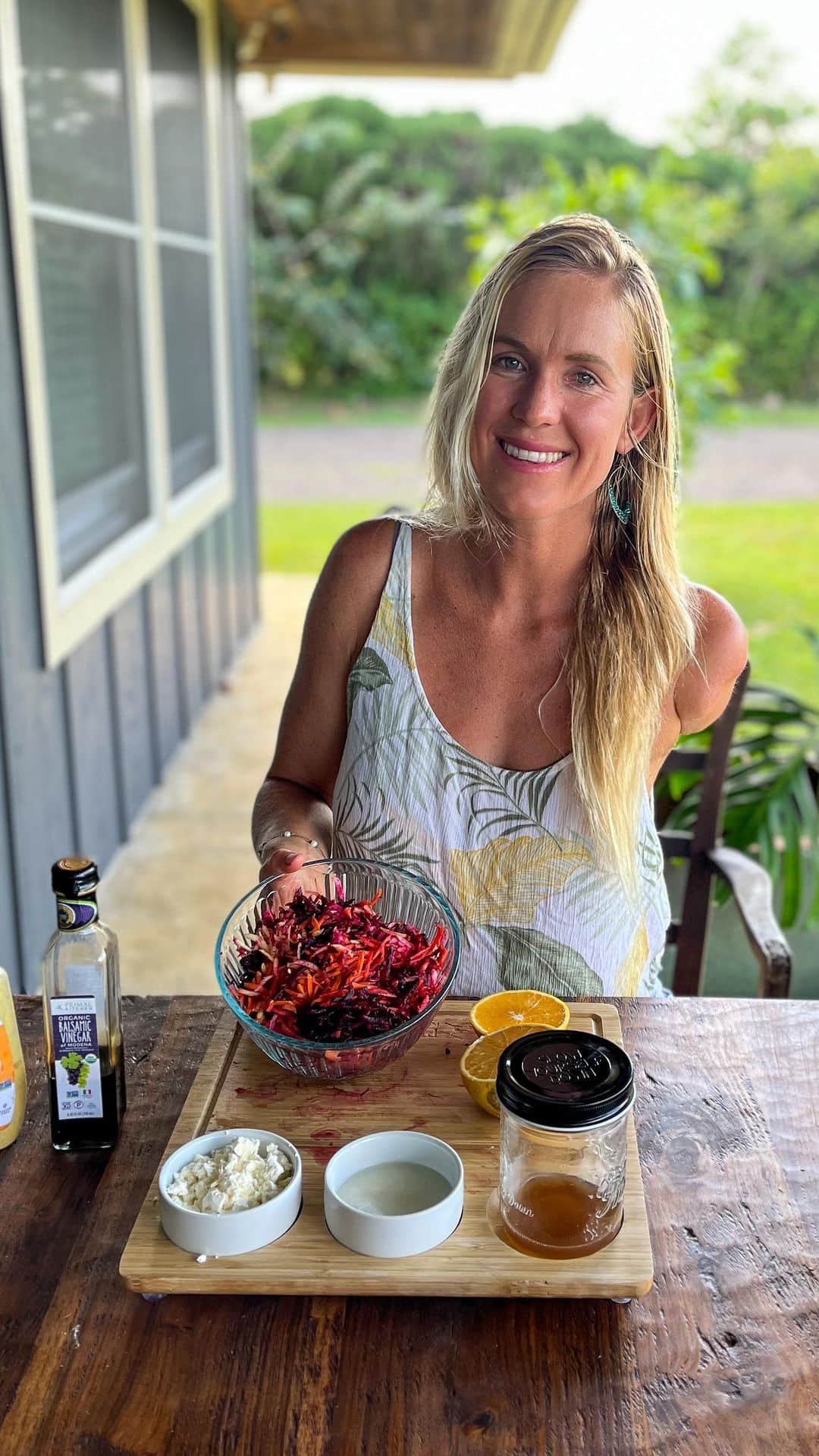 Bethany Hamiltonのインスタグラム：「Sharing my delicious carrot beet salad! This is a salad my whole family enjoys. And it’s a party pleaser! Try this one at home and let me know what you think?!  -1-2 of shredded beets -4 cups of shredded carrots -1 Tbsp honey -1 Tbsp apple cider vinegar -large pinch of sea salt -2 Tbsp @primalkitchenfoods balsamic vinegar -1 tsp primal kitchen mustard -3 Tbsp coconut oil -a squeeze of orange -feta cheese for topping  #bethanystylehealth #primalkitchen #sponsored #biggerbite」