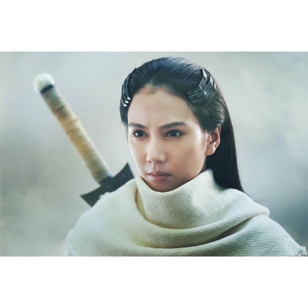 山本千尋のインスタグラム：「映画『キングダム2 遙かなる大地へ』にて象姉こと羌象役で出演させて頂きます。 動乱の世界で生きた1人の女性として、また妹を守る姉として、信念を貫く羌象という役どころを務めさせて頂けたこと、非常に光栄に思います。演じるにあたり、成し遂げるべき使命、そしてまた導かれるものを考えながら素晴らしいキャスト・ スタッフの皆様とキングダムという壮大な物語の中で尊い時間を過ごさせて頂けたと思います。『遥かなる大地へ』『生きろ』というテーマが、今届けるメッセージ として皆様に響く事を願っております。  #キングダム2 #遥かなる大地へ #7月15日公開 #夢の続きが始まる #KINGDOM2」