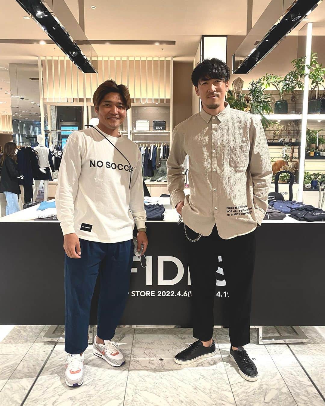 小林久晃のインスタグラム：「ポップアップ9日目。 ここまで暑いくらいの陽気から一転、今日は肌寒い1日です。 今回のポップアップのメインアイテムでモデルをしてもらった嘉人が、撮影前に顔を出してくれました。 毎日テレビで頑張ってる姿をみて自分も刺激をもらってます。年々優しい顔になってきてるね。もともと優しいけど。 #大久保嘉人 #nosoccer #nocoffee #isetanmens  #thanks #friends #fides #fidesgolf」
