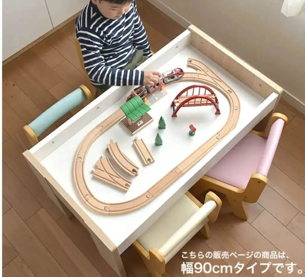 kidzoo+さんのインスタグラム写真 - (kidzoo+Instagram)「キッズーシリーズのプレイテーブル幅90cmタイプです。 レール遊び、ブロック遊び、お絵描きやお勉強におすすめです。 また天板はリバーシブルになっています。(表面：ナチュラル色、裏面：ホワイト色) 対象年齢：2～5歳。 組み立て時間：(約)1時間。 ※玩具や小物、文房具等撮影用備品は付いておりません。 −−−−−−−−−−−−−−−−−−−−−−−−  【Kidzoo(キッズーシリーズ)キッズープレイテーブル(幅90cm) KDT-3566 】  商品の詳細はプロフィールのURLからご覧いただけます！ ☛ @kidzooplus  #kidzoo #kidzooplus #名古屋市名東区 #テーブル #プレイテーブル #子供部屋 #子供用家具 #木製家具 #シンプル #折りたたみテーブル #子供部屋インテリア #キッズーシリーズ #キッズデスク #ローテーブル #お遊びスペース #センターテーブル #kidsroom #おうち時間 #kids #お家時間 #おうち遊び」4月14日 18時00分 - kidzooplus