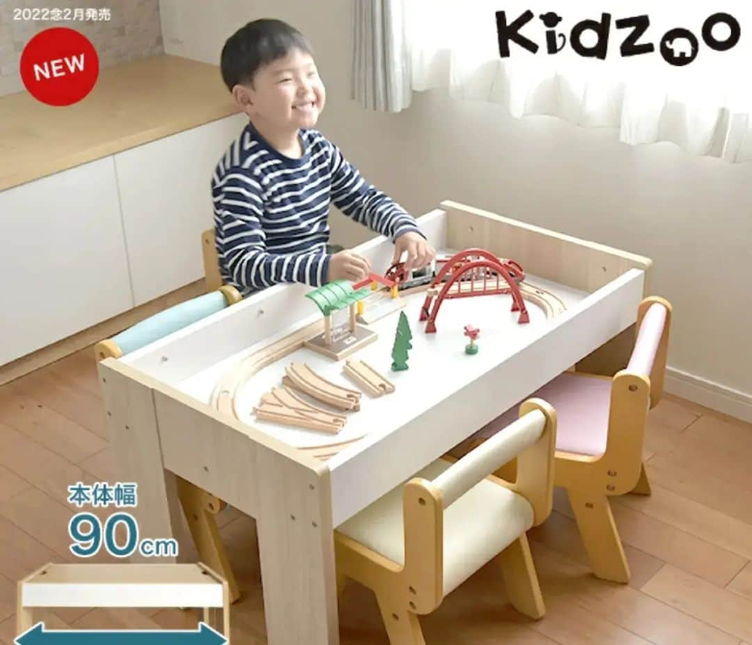 kidzoo+さんのインスタグラム写真 - (kidzoo+Instagram)「キッズーシリーズのプレイテーブル幅90cmタイプです。 レール遊び、ブロック遊び、お絵描きやお勉強におすすめです。 また天板はリバーシブルになっています。(表面：ナチュラル色、裏面：ホワイト色) 対象年齢：2～5歳。 組み立て時間：(約)1時間。 ※玩具や小物、文房具等撮影用備品は付いておりません。 −−−−−−−−−−−−−−−−−−−−−−−−  【Kidzoo(キッズーシリーズ)キッズープレイテーブル(幅90cm) KDT-3566 】  商品の詳細はプロフィールのURLからご覧いただけます！ ☛ @kidzooplus  #kidzoo #kidzooplus #名古屋市名東区 #テーブル #プレイテーブル #子供部屋 #子供用家具 #木製家具 #シンプル #折りたたみテーブル #子供部屋インテリア #キッズーシリーズ #キッズデスク #ローテーブル #お遊びスペース #センターテーブル #kidsroom #おうち時間 #kids #お家時間 #おうち遊び」4月14日 18時00分 - kidzooplus