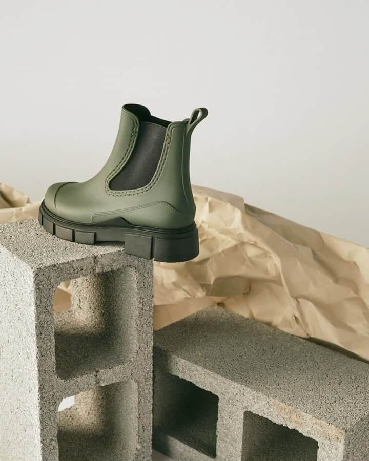 COTTON ONのインスタグラム：「Weather approved. Outfit approved. (It’s a win-win.) 🌧️💙 #MyCottonOn @rubi_anz  🔎 Storm Rain Boot」