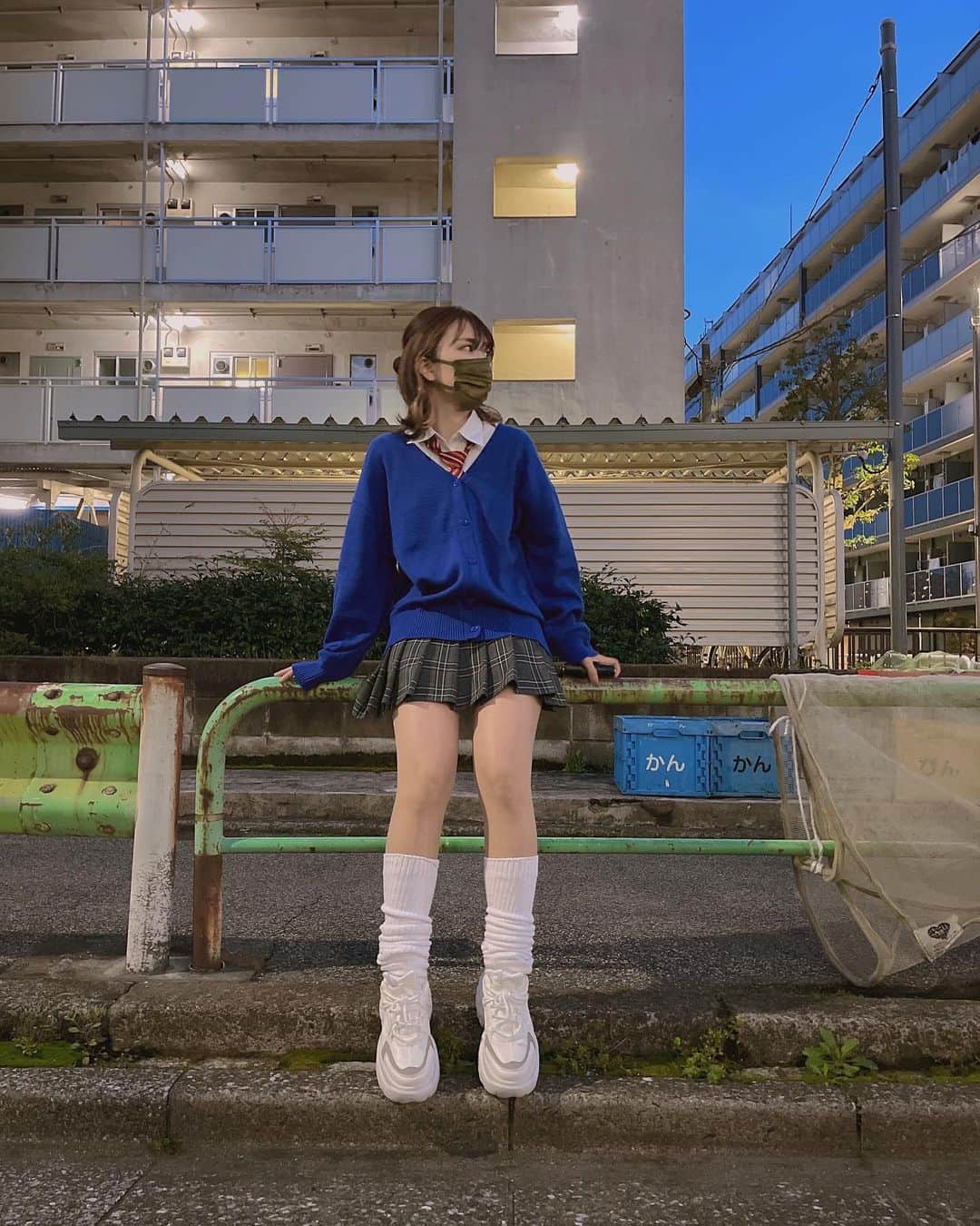 にこのインスタグラム：「エモい写真を撮ろうとしたらおばあちゃんと共演する運びになりました」
