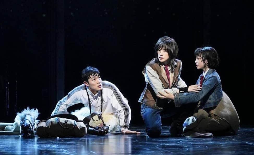 のインスタグラム：「舞台「広島ジャンゴ」場面写。 馬で木村さん役の鈴木亮平さんとお母さん役の天海祐希さんと。  今日で10公演目。 明日もまた楽しみます。🤠🐎💫」