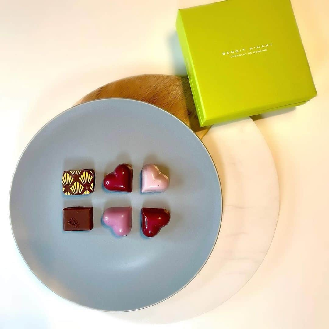 唯可（yuika）さんのインスタグラム写真 - (唯可（yuika）Instagram)「benoitnihantブノワ・ニアン Spring  Collection🍫  ハートの形がかわいい😍 ショコラが詰まった春らしいボックス🤍  この前まで新宿伊勢丹でPOPUPやってたみたいで そこもすごく賑わってたみたいだよ🤤🤍 チョコ大好きなので娘と奪い合いながら食べる予定🤤🤍  甘いものは地球を救うわ🌏ほんと  #ブノワニアン#バレンタイン #チョコレート#チョコ好きさんと繋がりたい #chocoholic#チョコレート中毒 #ちょこすたぐらむ #チョコスタグラム#チョコレート大好きな人と繋がりたい #高級チョコ #高級チョコレート #チョコレート#チョコレート好き#チョコレート好きな人と繋がりたい#benoitnihant #chocolate#chocolates#benoitnihantchocolatier」4月14日 18時35分 - yu.i.k.a