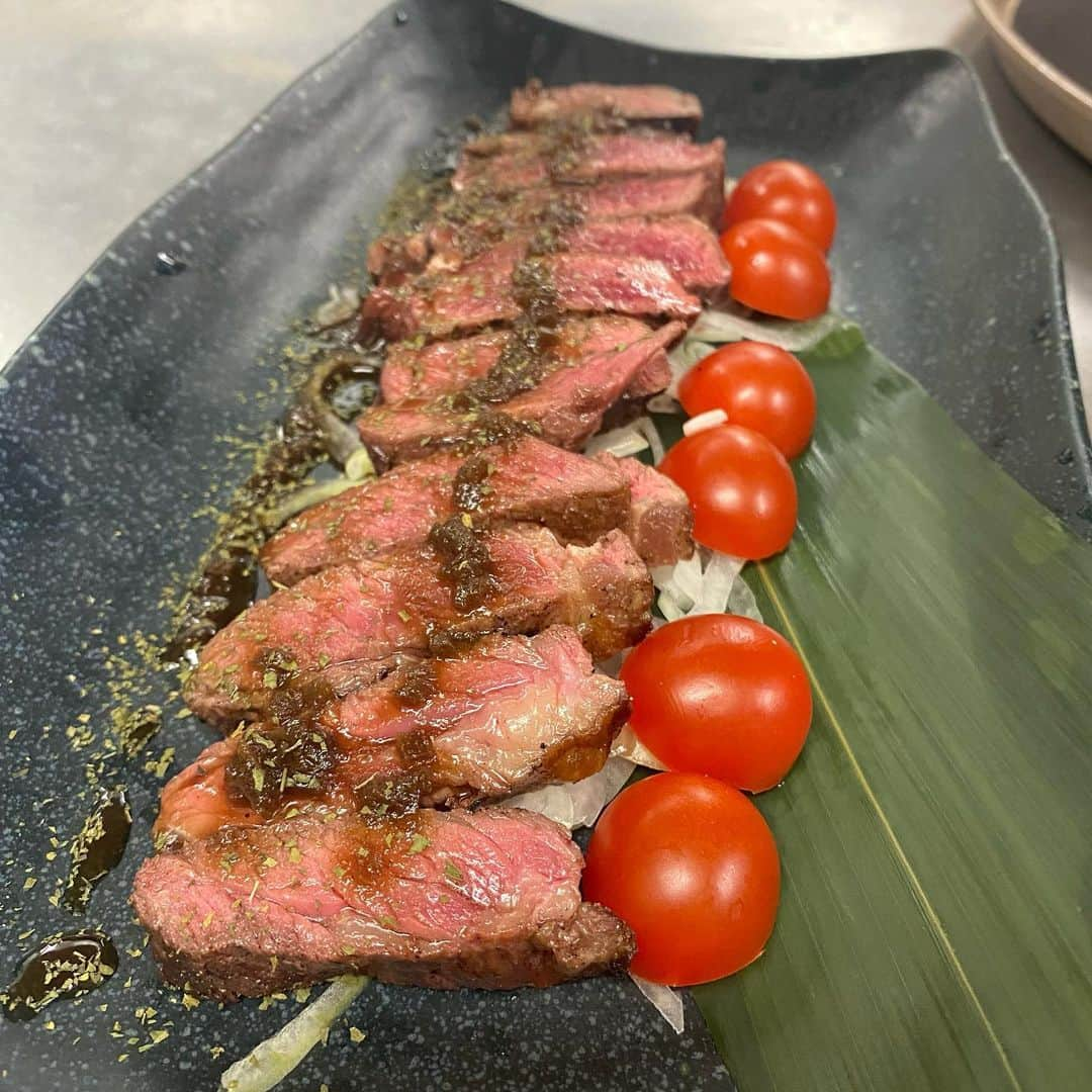 ゆずの小町京橋店のインスタグラム：「🍑🥩本日もお疲れさまです🥩🍑 今日はめちゃくちゃ湿気と花粉の鬼コンボですが皆さん調子はいかがですか🙋‍♀️ 昨日はとてもお久しぶりのお客様がいらっしゃいました😙 まさかの2年ぶりでした！笑 やっぱ久しぶりにお会いできるとテンション上がります🎶 今日の写真は肉尽くしの牛ランプステーキの写真です😚 ところで皆さん居酒屋でサラダって頼みますか？🥗 ・柚子胡椒ポテサラ ・大根のゆず皮サラダ ・サーモンのゆずシーザーサラダ ・ゆず豆腐サラダ ・ローストビーフサラダ ・生ハムのシーザーサラダ ・棒棒鶏サラダ　などなど… まだあります！結構サラダに力入れています🤟 私のお気に入りのサラダはローストビーフサラダです💋 シーザーパッチョドレッシングが美味しいんです❣️ スタンダード.プレミアム食べ飲み放題でお楽しみいただけます⭐️💫 本日も元気満々で営業しています🔥 【お席空きございます👨🏽‍🍳🦐🍺】 お気をつけてお越しくださいね🐶  #海鮮 #鮮魚 #ゆず #花粉やばい #新しい学校のリーダーズ #お肉  #ローストビーフ #魚  #創作和食 #個室居酒屋 #食テロ #飯テロ #美味しい #京橋ディナー #居酒屋 #居酒屋巡り #居酒屋グルメ #居酒屋好き #居酒屋好きな人と繋がりたい #飲み放題 #osaka #大阪 #京橋 #京橋グルメ #京橋居酒屋 #京橋飲み #ゆずの小町」