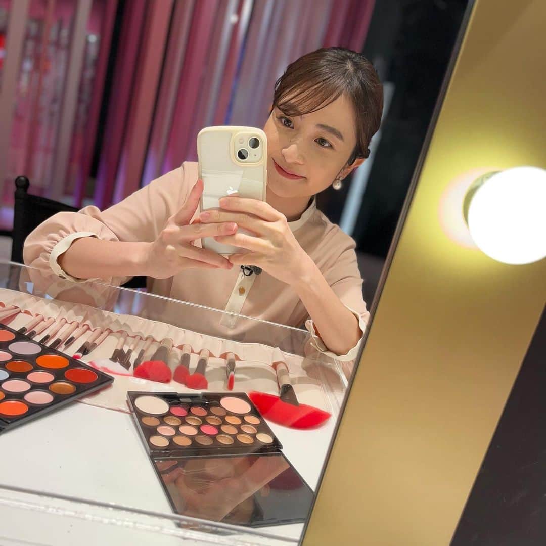 日比麻音子のインスタグラム：「モニタリングロケに参加してきました。 今夜放送です✨  ロケ現場に憧れの カンバーバッチ様もいらしたので、 写真を撮ってもらいました😳 (こちら、お人形です。)  #モニタリング　#ロケ」
