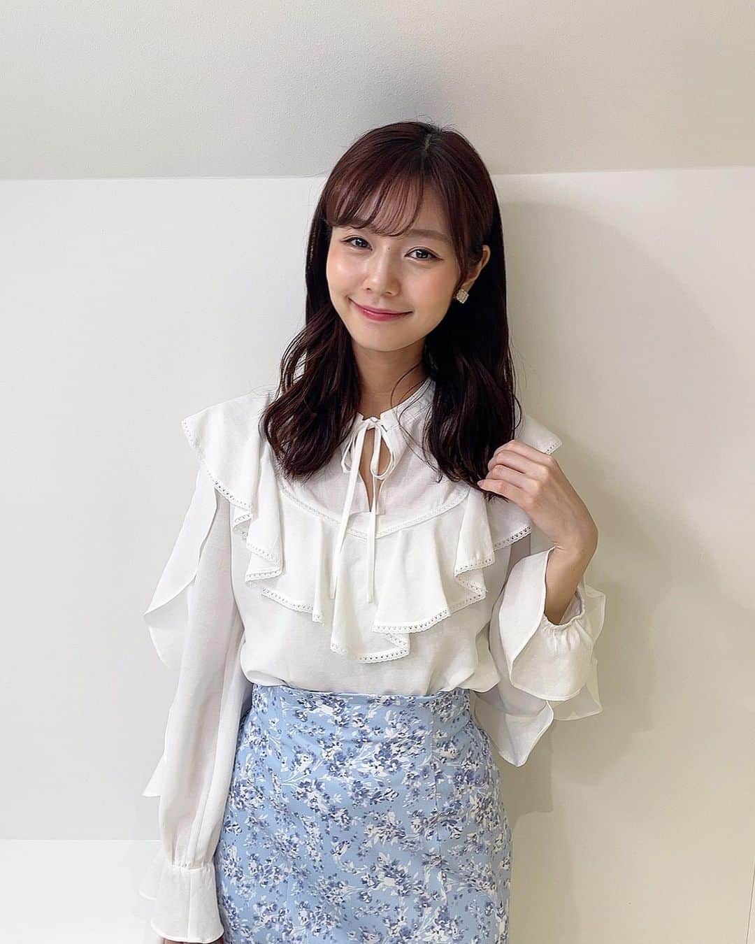 杉浦みずきのインスタグラム：「サンデーモーニング衣装❤︎ ひらひらブラウス可愛かった〜☺️ ・ ブラウス、スカート @lilliancarat_official  イヤリング @osewaya_official  パンプス @dianashoespress」