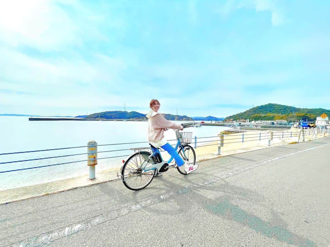 浦野一美さんのインスタグラム写真 - (浦野一美Instagram)「#trip  直島でのサイクリングは 初の！電動自転車に乗って🚲‼️  これは…なんとも快適な✨ 坂道もへっちゃらだし、、 軽く漕ぐだけで加速が凄い‼︎  あまりに楽しくて、島をぐるっと周り 海に向かって📣イヤッホーーー‼︎なんて 楽しみました😂  ご旅行の際は、 住宅地も多いので、TPOを御考慮の上 楽しんで下さいね✨  私が利用したのは、  🚲おうぎやレンタサイクル🚲 船を降りて直ぐなのでとても便利でした。 鍵の返却もスムーズなのでオススメです。 マイラブさんが事前に電話予約してくれていた感じです🤙 ナイス💓  #オフ #offday #lifestyle #photography #photogram_archive #photospot_collection #naoshima #setouchi #kagawa #sea #spring #直島 #レンタサイクル #サイクリング #cycling #サイクリング日和 #サイクリング女子 #香川旅行 #香川観光 #瀬戸内海 #アートの島 #デート #デートスポット #カップル旅行 #旅行 #国内旅行 #japan #japantrip」4月14日 18時59分 - cindy.cinderella