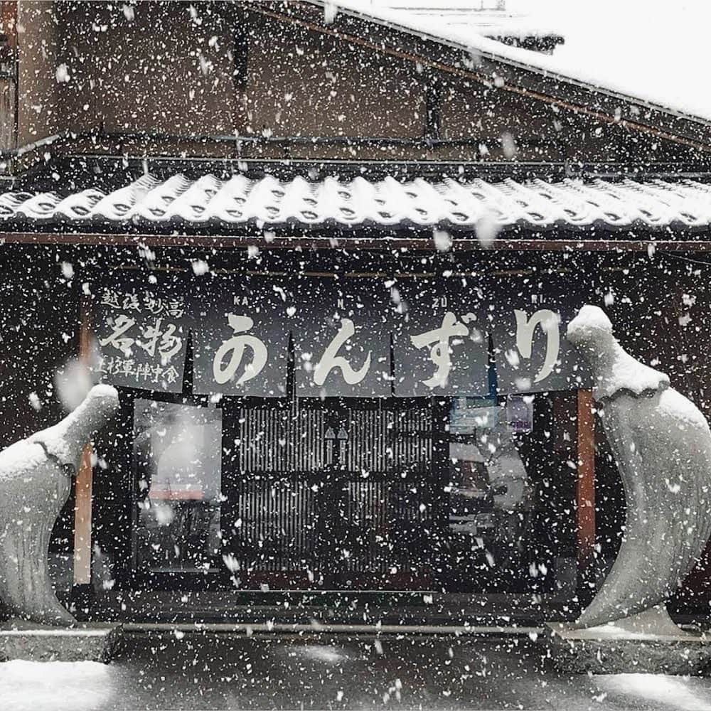 森口瑤子さんのインスタグラム写真 - (森口瑤子Instagram)「. . おかげさまで大好評の 『発酵の里ニッポン』 (bs松竹東急 夜10時半〜) 本日の発酵食品は 新潟県妙高市のかんずり。 雪深い新潟の雄大な景色と 大切に大切に作られていく 「かんずり」の世界を 是非お楽しみください。 ナレーションはもちろん あたくし 森口瑤子 が 務めさせていただいております。 お仕事忘れて本当に毎回楽しく 観てしまいます✨  .  #発酵の里ニッポン  #bs松竹東急  #ナレーション」4月14日 11時05分 - yokomoriguchi_official