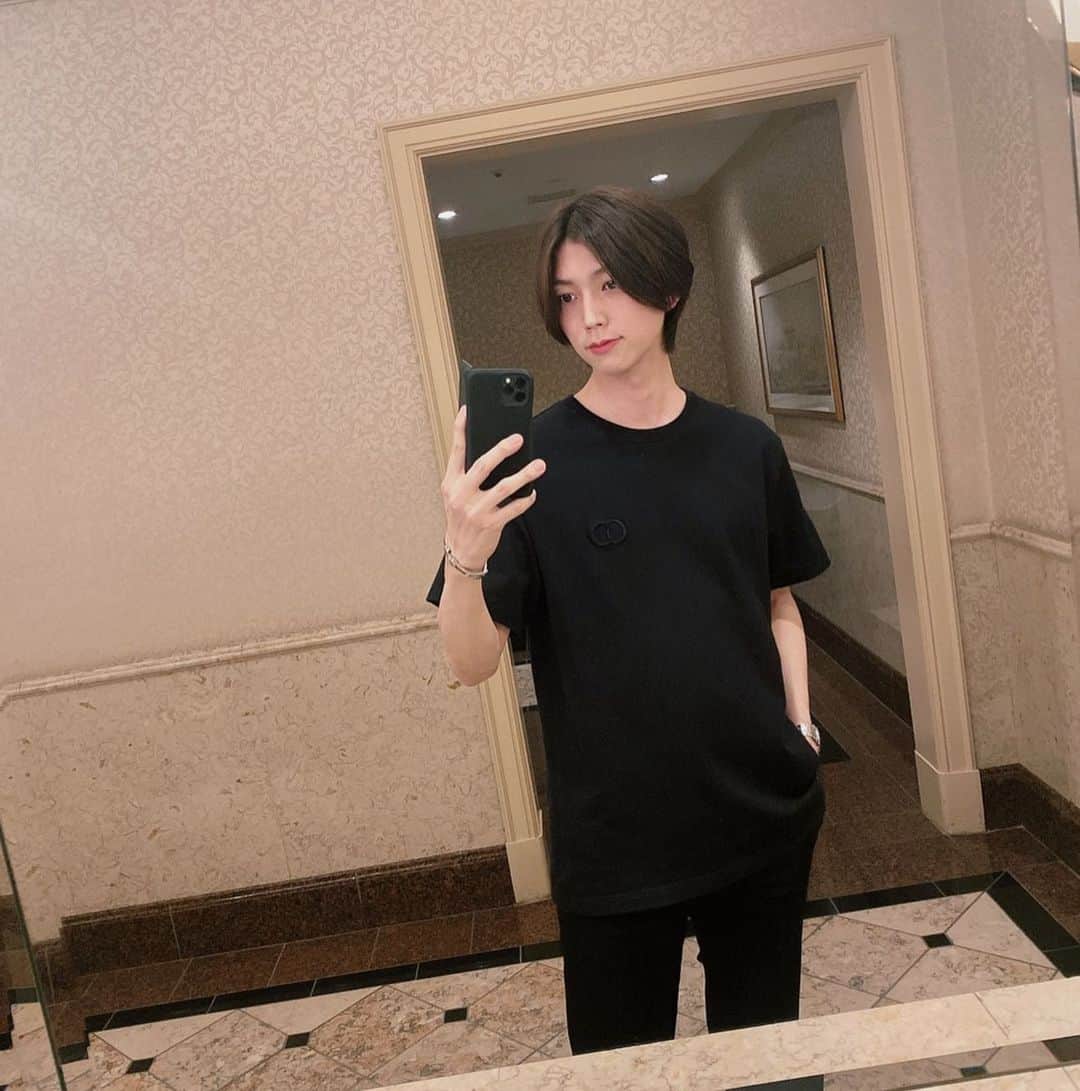 流川楓のインスタグラム：「本日30歳なりました。 30代、カリスマイケオジ目指します🔥 とりあえず35になったら同じ写真撮ろ🤳  思い返せば もっとこうできたな、とか こうなりたかった、とか もちろんあるけど 何より30年ずっと幸せで毎日居続けれた事が嬉しい🤤 周りの人達に恵まれっぱなしです🙌 まずは産んでくれた両親、家族の皆ありがとう✨ おかげで俺は元気にやってますよ🗼  そして皆様、お祝いの御言葉ありがとうございました✨ まだお待ちしてます。w #二日酔い #ポジティブ足りすぎ」