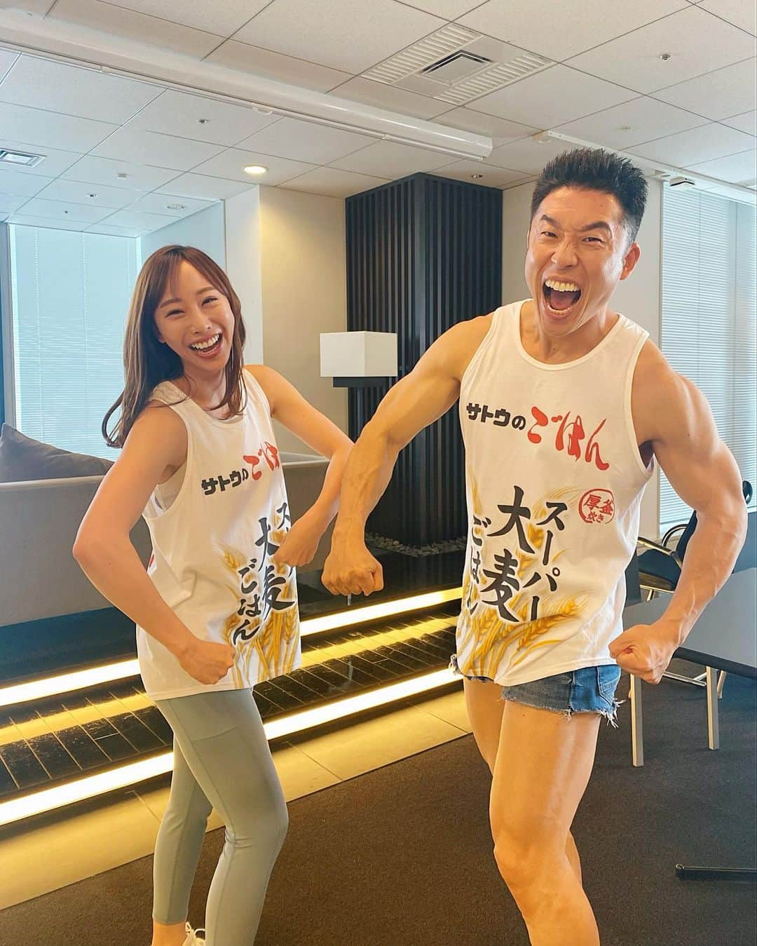 のインスタグラム：「昨日は「サトウのごはんボディメイクアンバサダー就任式」ありがとうございました🔥😆 なかやまきんに君さんが面白くて 笑い過ぎてほうれい線出来ました😆🎤  スーパー大麦ごはんは食物繊維も豊富で、 食感が良くて炊き立てのように美味しいので ボディメイクされてる方はもちろん、 健康や美容に気遣っている女性にもオススメです☺️ 美味しくて登壇中もずっと食べてました🍚✨笑  色んなメディアさんで取り上げられてるみたいなのでチェック😚✔️マイナビニュースさんやオリコンさんのYouTubeでも 上がってるので爆笑し過ぎている所を是非ご覧ください❣️笑 @sato_foods  #スーパー大麦ごはん #サトウのごはん #サトウ食品 #なかやまきんに君 さん #ありがとうございました #お誕生日のお花も頂きました #アンバサダー #ポジティブ #秋倉諒子」