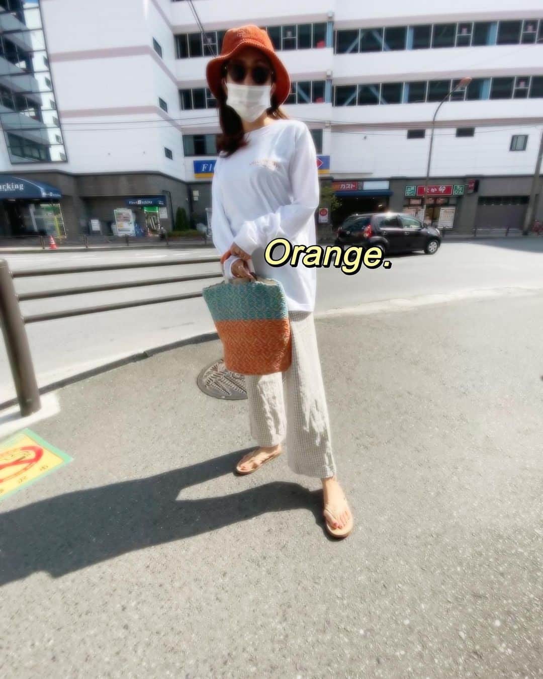 堀舞紀のインスタグラム：「🕶 . . . もぉただの変質者。 眩しいのも我慢ならないし、 かといって マスク取るわけにもいかないし、 . . 日差しが強まってきたので 全員変態にならざるを得ないょね？ . . . . 🌼🌼🌼 身に付けてるものは 新しいお気に入り達ばかり 🏷✨ . . この手のカッコが 1番してるし ユッタリlinenパンツ🩳 ✖️ ビックロンT コーデがダイスキ🌼 . . #大人カジュアル #リネンパンツ #カゴバック #ootd #ロンtコーデ」