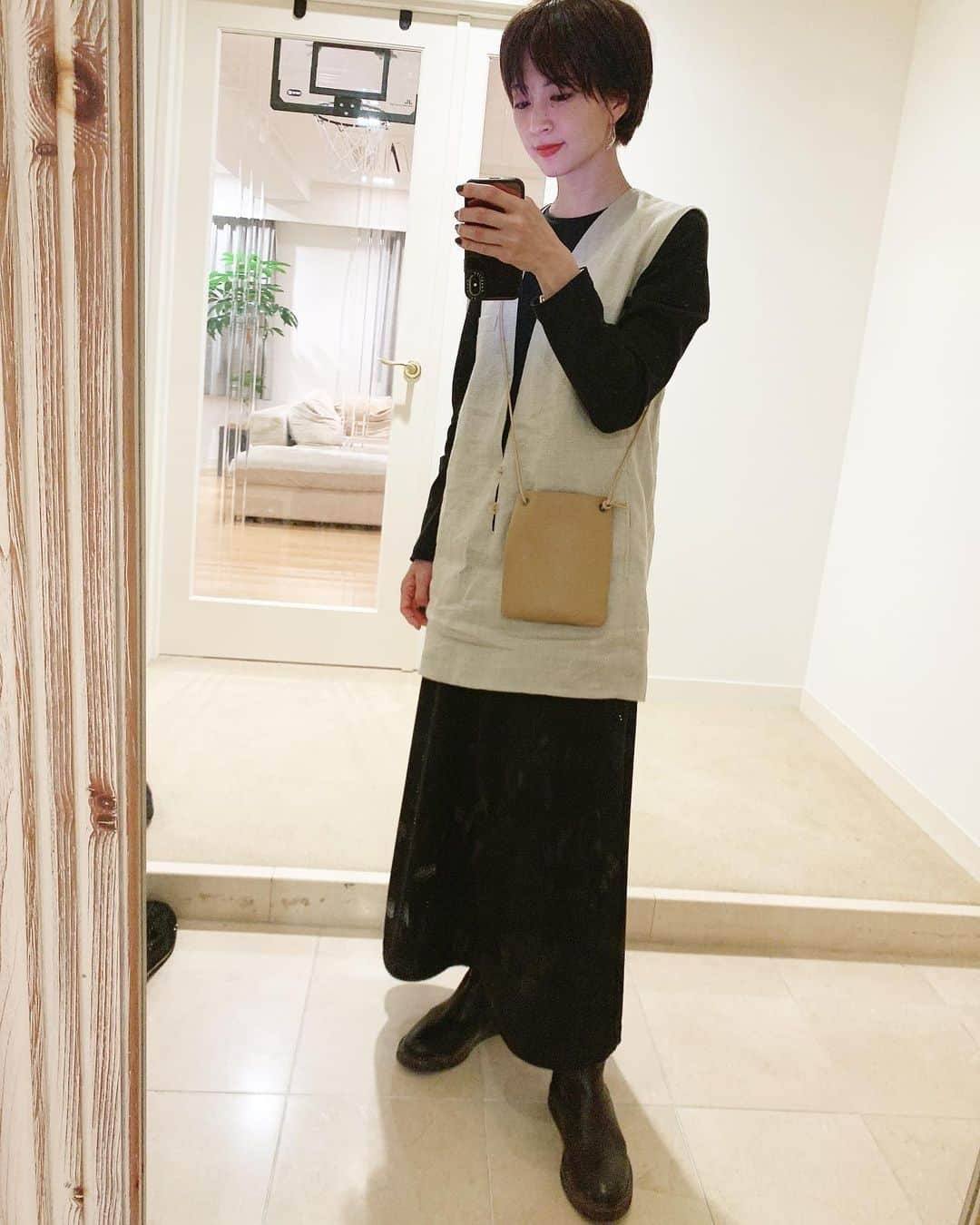 安田美沙子さんのインスタグラム写真 - (安田美沙子Instagram)「いつかの私服。  実は髪の毛切りました✨２ヶ月ぶりに行けた☺️❤️  ちょっと伸ばしつつ、暗めの色で 大人っぽくを目指そうかな！  このベスト？色々着こなしが広がりそうで楽しみ。  tops.. @photocopieu  onepeace.. @gallardagalante  bag.. @root_1887  shoes.. @legresofficial  #ootd #bag #onepeace #spring #mama」4月14日 13時43分 - yasuda_misako