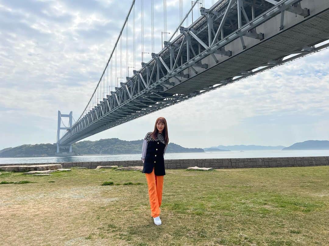近藤千尋のインスタグラム：「瀬戸大橋🌉おっきいー🤍☺️  日帰りでしたが、 お仕事で岡山へ。。✈️ 子供の頃はよく行ってた スポットにも行けて とても懐かしい気持ちに🥰 自然にも癒されてきました✨⛰ またオンエア告知します！！  今日は雨だねぇ☔️😭 気温差で体調崩さないようにしましょう😭✨  ウェア @maisonspecial_women  アクセサリー @unoaerre_japan」