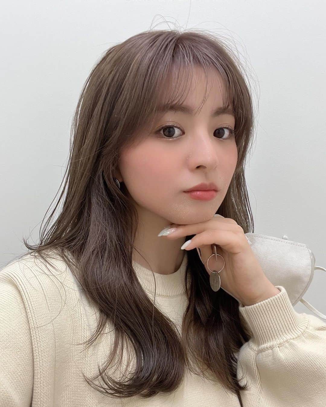 のインスタグラム：「念願の美容室🌼🌼 前田さんのおかげで復活しました。  顔の皮向けがすごい気になるけど 見てみないふりしてね😰 どうしても隠れなかった。 苦手な人ごめんなさい🙇🏻‍♀️」