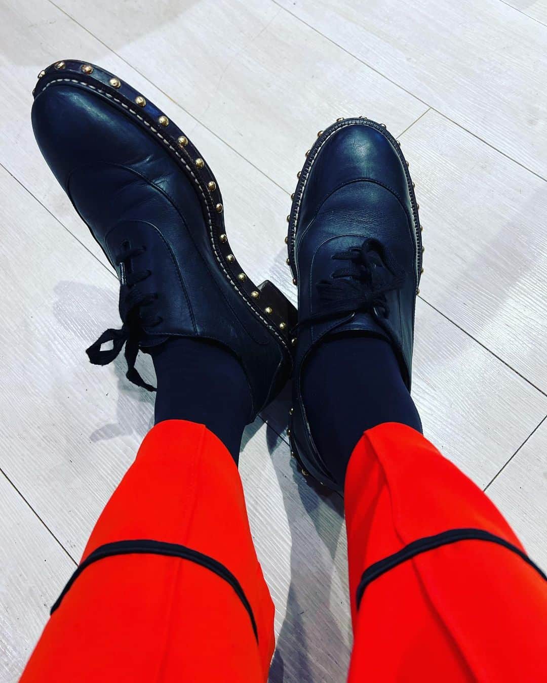 のインスタグラム：「お気に入りのShoes。⛸ ハンサムシューズは大大好き。☺️ オレンジのバイタミンカラーの パンツはパジャマタイプ。 革靴と合わせれば、カジュアルすぎなくて良きです。 身長のわりに足でっかいのだよ。 親指より人差し指が長いっていう 縁起いい形。🤗 #trf #trfryu_ki  #instudio #shoes」