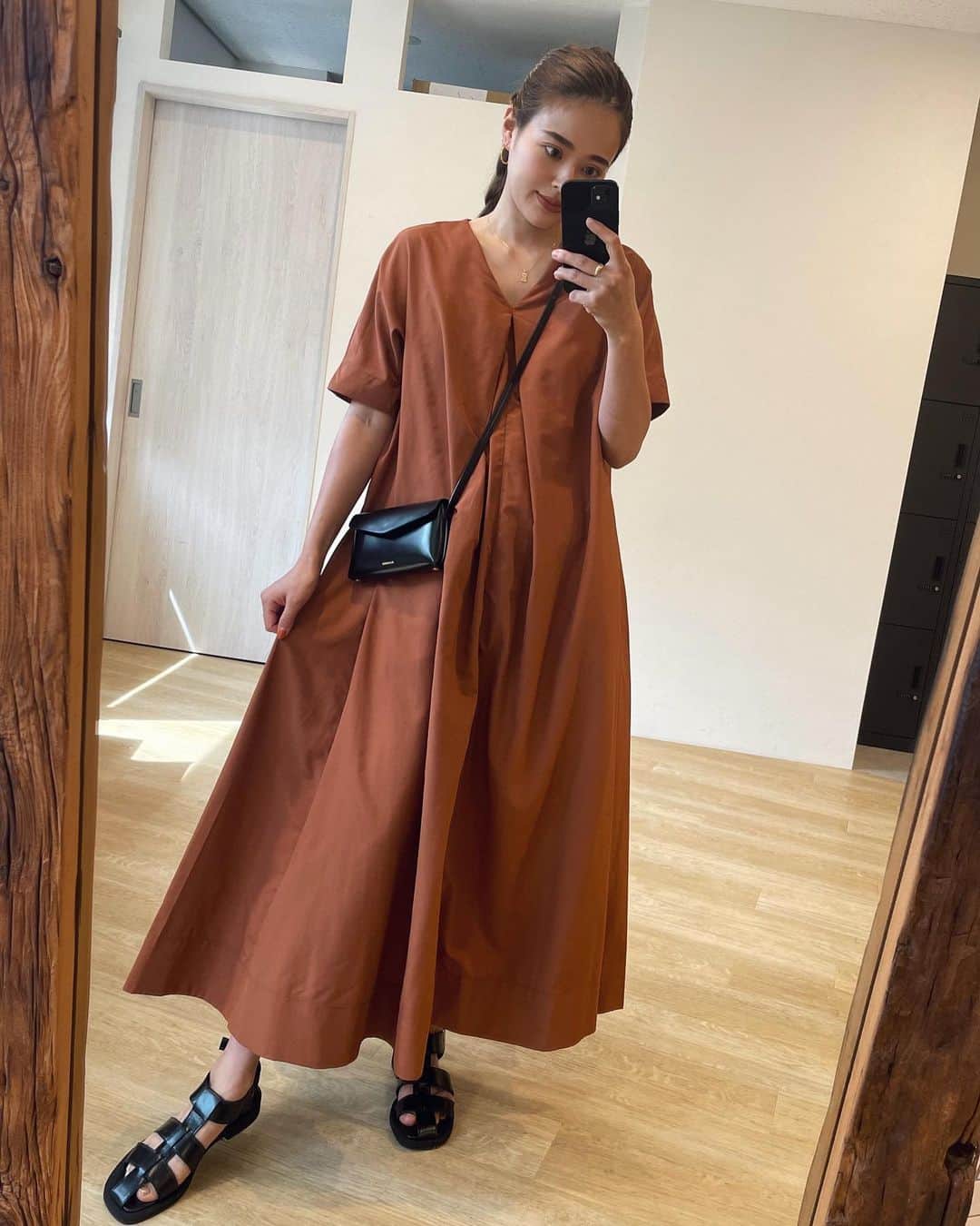 のインスタグラム：「Today'sCoordinate♡ シャカシャカなお洋服が好きな私。 最近のお気に入りはこのナイロンワンピース♡  ハリのあるナイロン生地だからアイロン使わずパッと着れるのが助かるーーー♡ このカラーはtruncでは珍しいテラコッタ🥥 普段使いにもパーティーにも選んでいただけそうな可愛いカラーを選びました♡ シルエットはラフなんだけど シャカシャカな生地感がなんだか綺麗めにも着られる大人ワンピです♡ 体型カバー力抜群でゆったり 着心地はめちゃくちゃ楽ちん♡ 何きよう？って日はだいたいパッとこれを選んじゃう💭⭐️ ■Center Gather Flare OP ￥13,750(税込) @trunc88_official  #trunc88」