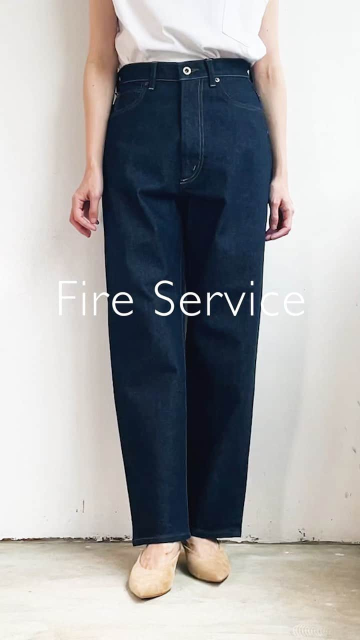 fire serviceのインスタグラム：「HIGH-RISE STRAIGHT 微ストレッチ  ¥15,400 tax in color/ INDIGO RINSE size/ 23〜28  人気のハイライズストレートに少しだけストレッチを効かせ、履き心地をプラス。裾にかけて絶妙にテーパードさせたラインで、メンズライクでありながら、大人のリラックス感を感じる色気のある1本です。 スニーカーにもおすすめですが、ヒールパンプスに、合います。  #fireservice #fireservice_denim #ファイヤーサービス #ファイヤーサービスデニム #微ストレッチデニム #デニム #ジーンズ #大人のデニムコーデ #大人のデニム #ハイライズストレートジーンズ ストレートジーンズ」