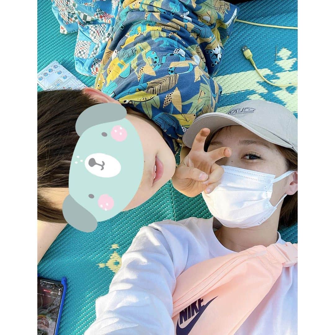 愛内里菜のインスタグラム：「今日はお天気悪いねー☔️ ほんで、さむっ！ ⁡ こないだの週末は あったかくて ピクニック日和だったなぁ👍🍀 ⁡ オリジナルグッズ KKUC.Cのキャップ 今年はベージュお気に入りで 毎日被ってる😆💕 ⁡※ただいまキャップのお取り扱いは ございません  気温差で風邪ひかないように 気をつけなきゃ😅 ⁡ 女性必見‼️ グータン⭐︎ママの インスタアカウントもフォローよろしくね💕 @gouttemps_mama__official   😆YouTube！チャンネル登録よろしくね😆 「愛内里菜オフィシャルチャンネル」 ⁡ヒカリレンタTV 「グータン⭐︎ママ」  ⁡ ⁡ 🐦Twitter 愛内里菜 official @RRikakakiuchi ⁡ ⁡ 😆TikTok 愛内里菜/Rina Aiuchi 　 🟥17Live配信 愛内里菜_official ⁡ ⁡ ⁡ ⁡#ピクニック日和  #ピクニックデート  #息子とデート  #息子ラブ #休日デート  #愛内里菜  #歌手 再始動 #垣内倶楽部  #バンド   #ライブ #一体化 #絆 #盛り上がりたい  #感謝  #22周年　 #YouTube #ユーチューバー#TikTok」