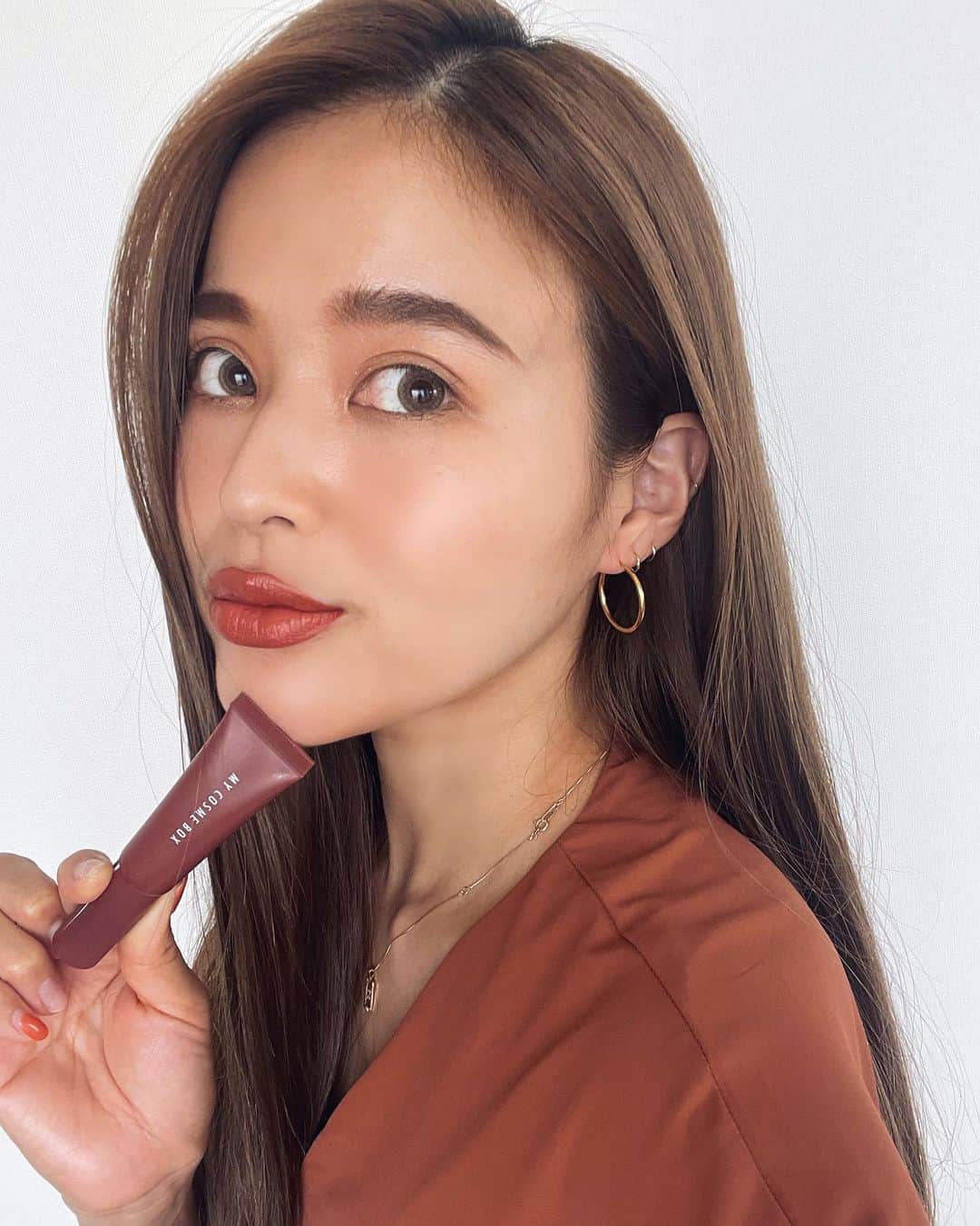 のインスタグラム：「テラコッタカラーのワンピースに合わせてLIPもMYCOSMEBOX マットリップTERACOTA💋 このカラーは大人くすみオレンジカラーでめちゃくちゃおしゃれに見えちゃう大好きなカラー💋 モノトーンコーデの日とかにも よくポイントでこれつけてる♡ マスクの時にも落ちないから マスクの時に付ける リップをお探しの方にも オススメのLIPです💋 @mycosmebox_official  #mycosmebox  #マスクにつかないリップ @mycosmebox_official  購入はこちらのTOP URLから リンクにアクセスして BUYボタンをタップしてね🔍🛒」