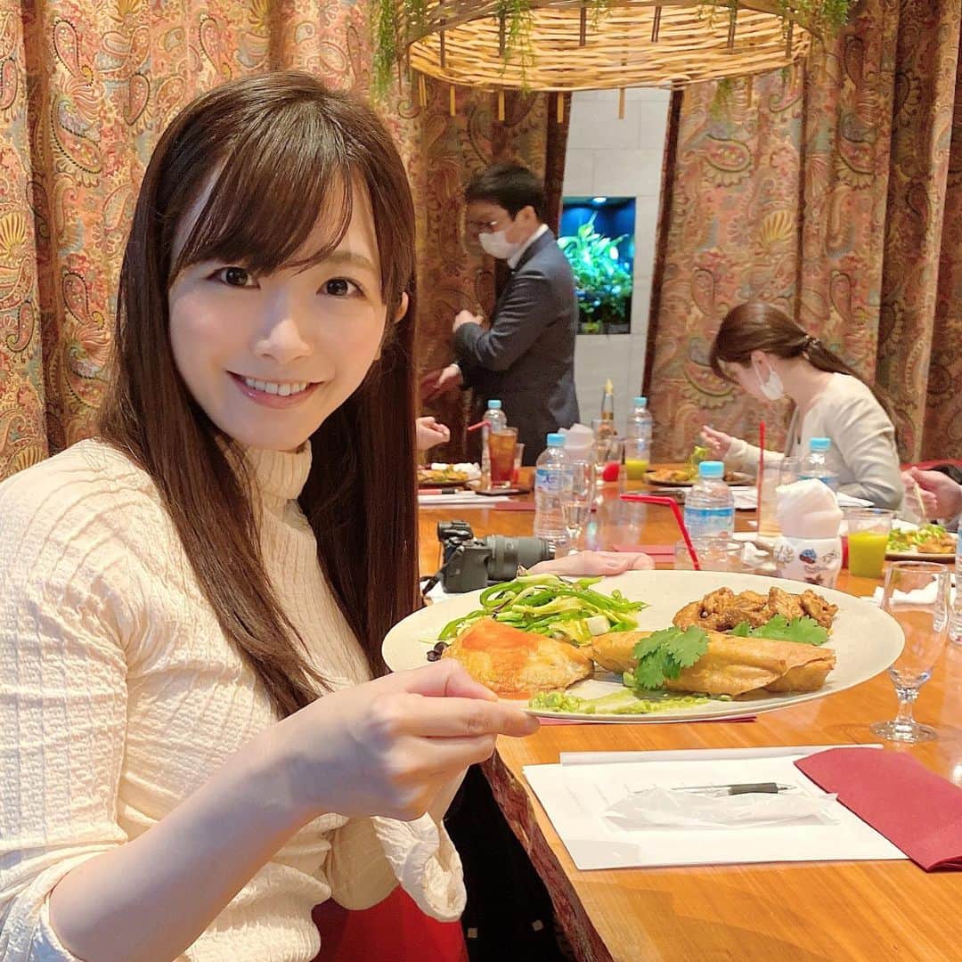 榎本麗美のインスタグラム：「. 私の人生の目標の１つは！  「サステナブルな地球と宇宙の未来を築く事に貢献する」ことです。  地球の食糧危機や地球温暖化防止、 さらには宇宙での食や生活面の課題解決に貢献していくための一環として、 これまで『昆虫食』を広める活動をしてきましたが...  国連食糧農業機関（FAO）は 世界の食糧危機を救うために『サボテン』の消費も推奨しています！  という事で、私、 『 #ウチワサボテン 』にも注目しています✨  🌵🌵🌵  ウチワサボテンはメキシコで欠かせない食材・健康食品だそう  ✔︎過酷な環境でも育つ (根元が火事になっても生き続けるらしい) ✔︎美味しい ✔︎栄養価が高い ✔︎サボテン部分も赤い実も食べられる ✔︎地球温暖化対策にもなる  まず、食べてみなければ✨ と念願叶って 試食会に参加させて頂きました🍽  感想は... 『全部、すごく美味しい！！』 予想以上の嬉しい驚きでした✨  ■サボテン部分  【サラダ】 クセが無く、ネバネバ感がオクラのよう。オクラより食べやすいです！  【加熱方法によって酸味が変わるそう🤔】 クセが全くなく、苦味の無いピーマンの様な食感になったり、 お肉の付け合わせにはピクルスのような酸味が良いアクセントに！  ■赤い果実  程よい甘さとさっぱり感が、デザートにぴったり🍮  胸を張って、皆さんにおススメできます🌵✨  宇宙・月面での生活を考えると、 『水』が貴重で欠かせないものになりますが、 サボテンは少しの水で育ち、 内部にはたっぷりの水分を含んでいます。  水分補給もでき、 食糧になり、 光合成で空気を綺麗にし、 過酷な環境で育つ！  かつ、コオロギも一緒に持っていけたらエサにもなり循環もできる。 月での月産月消にぴったりでは！？  この、“ウチワサボテンの可能性”を、これから伝えていこうと思います🌵🌕  #宇宙 #月産月消 #sdgs #感染症対策をしっかりしての試食会です」