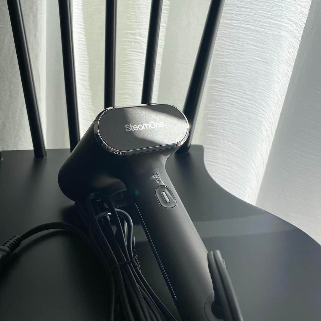 夏焼雅のインスタグラム：「@steamone_japan 🇫🇷  スチーマーをずっと買い替えたくて探してたんだけど、 ようやく理想のスチーマーを見つける事ができたので 総取っ替えしちゃった〜🦉❤︎  フランスの衣類スチーマーブランドSteamOneの物でスタイリッシュなデザインだから部屋に置いてても違和感なくてかなりお気に入り〜✧ 口コミとか見てても評価良かったし 使いやすくてこれにして本当よかった〜🤍  髪の毛を取り除けるブラシアタッチメントや吸盤式のハンガーフックも付属で付いてきたし、専用の収納ポーチも付いてて仕事先への持ち運びなどにも便利でした🫶🏻✨  ▶︎ハンディースチーマーS-Nomad 2色展開だったので｛ﾁﾀﾆｳﾑ｝の方にしました❤︎  ▶︎置き型スチーマーMinilys 帰宅後に衣類にスチームを当てて簡単に除菌できるの助かってる🥺✨  ▶︎充電式電動毛玉取りAnti-lint shaver カットの深さを調節できるデリケートガードを取り付けられるから、幅広く使えて超便利😳  #steamone  #steamer  #スチーマー」