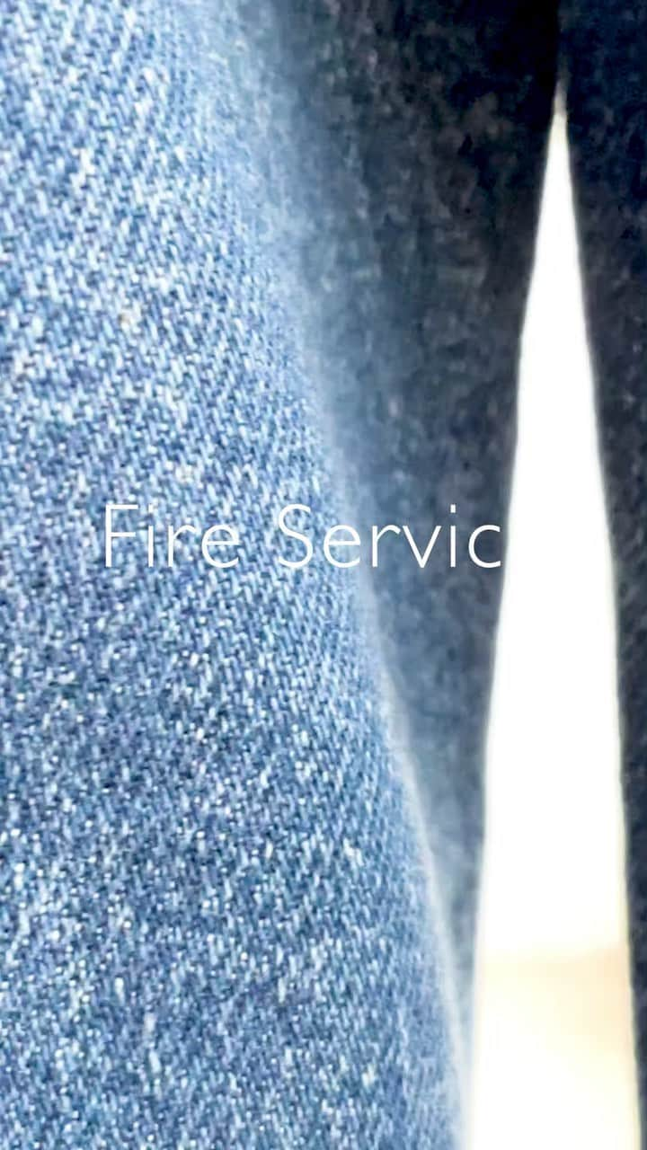 fire serviceのインスタグラム：「HIGH-RISE STRAIGHT 微ストレッチ  ¥15,400 tax in color/ INDIGO RINSE size/ 23〜28  人気のハイライズストレートに少しだけストレッチを効かせ、履き心地をプラス。裾にかけて絶妙にテーパードさせたラインで、メンズライクでありながら、大人のリラックス感を感じる色気のある1本です。 スニーカーにもおすすめですが、ヒールパンプスに、合います。  #fireservice #fireservice_denim #ファイヤーサービス #ファイヤーサービスデニム #微ストレッチデニム #デニム #ジーンズ #大人のデニムコーデ #大人のデニム #ハイライズストレートジーンズ ストレートジーンズ」