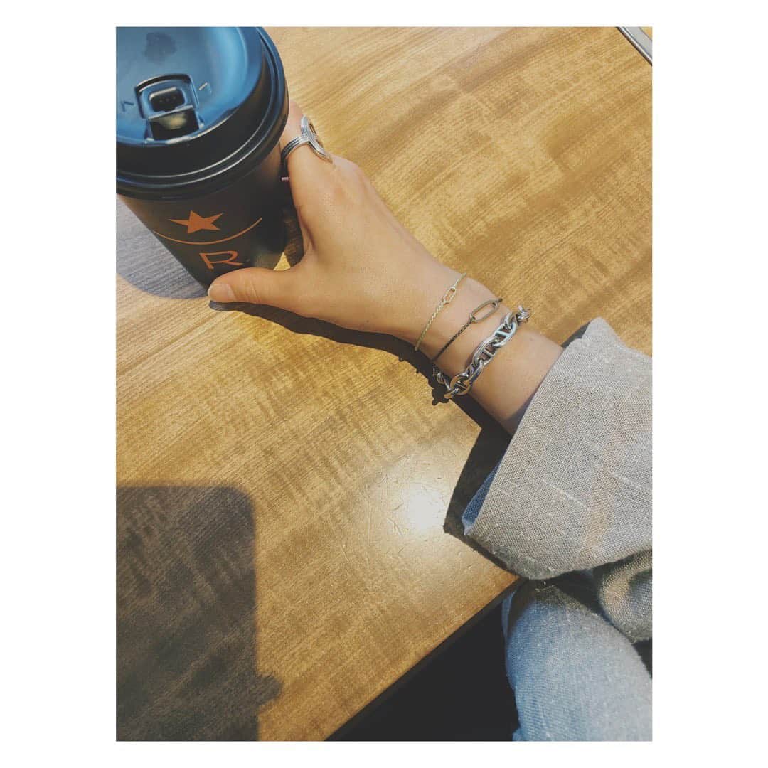 野尻美穂のインスタグラム：「保育園始まって以来しっかり仕事の日な今日は、早めに終わった打ち合わせのおかげで一息着ける今。 ふと見た手元の時計が、朝出る時に急いで着けたからか腕がみちってて所謂「草」となったお迎え前😇🤣  今日もまだまだ後半戦。 頑張りましょう。  ちなみに明日、@ooju.official のサイトがオープンするよ！時間は追ってお伝えしまっす！！✌️  #夕方だから浮腫んでるのかしら🤠」