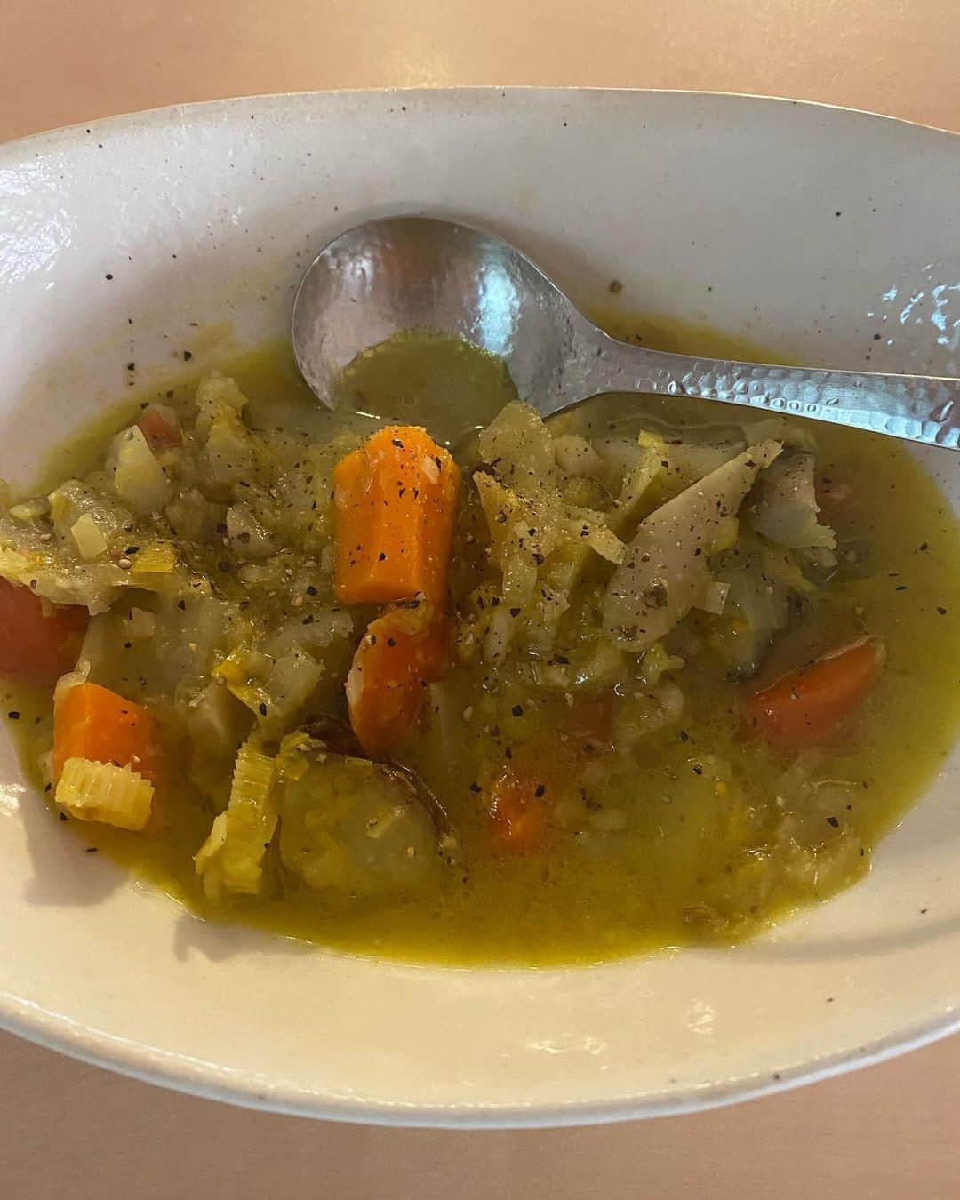 RIKACOさんのインスタグラム写真 - (RIKACOInstagram)「. 近頃ファステング！ファステング！と良く聞くけどさ 毎日の自分の体調と向き合い、食べ過ぎていて胃腸が疲れていると感じたらまずはスープに切り替えると言うのがオススメです‼️ 私は会食が続いたり好きな物を食べ過ぎていると感じたら野菜スープで乗り切ります〜冷蔵庫にある野菜を沢山いれて！だが、ベースになる野菜には注意ね！ 私はセロリ、玉ねぎ、にんにく、しょうがはマストで良く炒め水分しっかり出します！あとはターメリックはしっかり入れて！身体を冷やさないように〜味付けは色々なスパイスで楽しみます！今日はその他にニンジン、ゴボウ、大根、さつまいもを入れました☺️野菜は合わなそうだな〜って思ってもいい味が出て美味しくなるのだ❣️作って置いてお腹空いたら食べる！お仕事の方々は是非スープジャーを持ち歩き！トライして下さい〜太る前にリセットね〜あくまでもRIKACOのリセット方法です😘 #野菜スープ #体のリセット」4月14日 16時14分 - rikaco_official