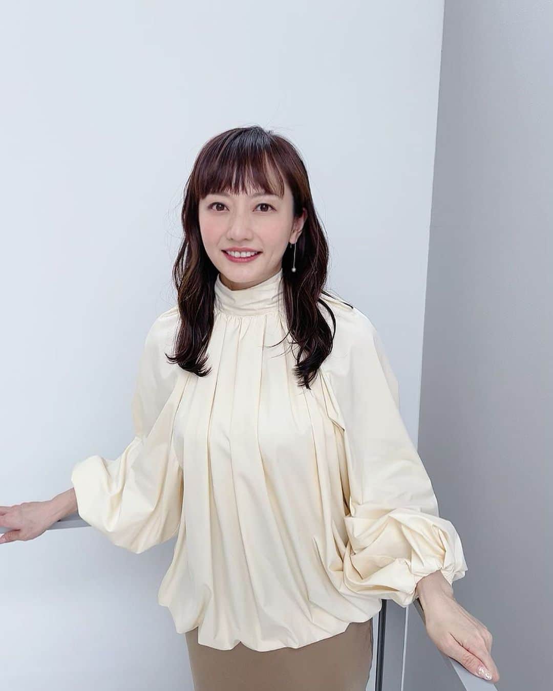 のインスタグラム：「雨が降ったり止んだりしています☔️昨日より気温も下がり、雨でも大丈夫な上着を着て出社しました。 皆さんも体調を崩さないようにお気を付けください♪ 今日の衣装です。 見てくださった皆さん、ありがとうございました🤍  #大下容子ワイドスクランブル  @wide_scramble   #衣装 #スタイリスト @tamakumamakiko   #ブラウス #スカート @gallardagalante   #ピアス  @pontevecchio_jp   #パンプス @kanematsu_official   #テレビ朝日 #アナウンサー #島本真衣」