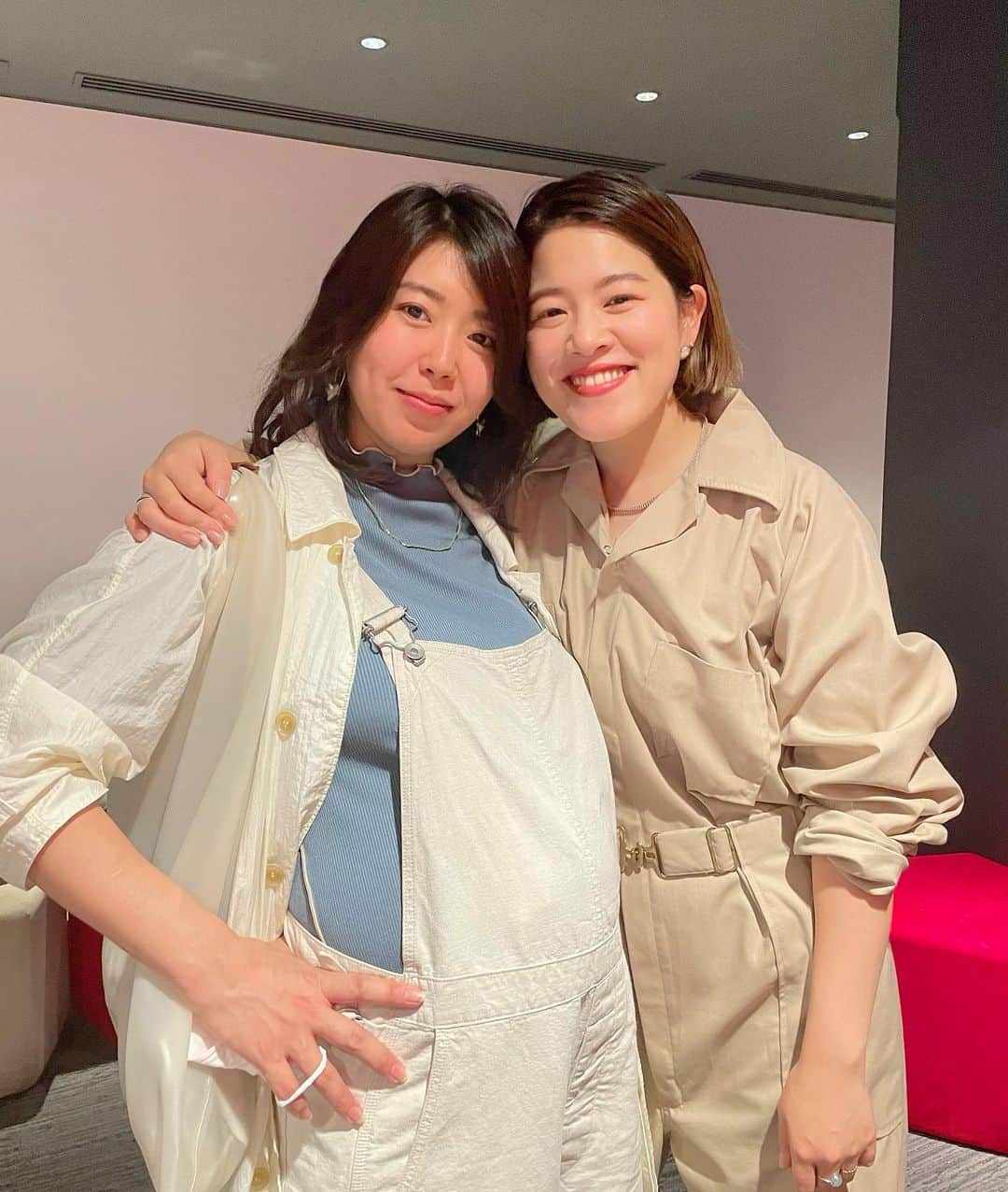 石橋穂乃香のインスタグラム：「おそらく産前最後の京都🌸  優河 @__y_u_g_a__ の"言葉のない夜に"リリースツアーを観に。  妊娠中、生歌を一番聴いてるのは絶対優河。我が子供ながら、お腹の中でこんなに優河の歌声が聴けていて羨ましいぜ。胎教バッチリ🙆🏻‍♀️❤️  ライブは、優河のレベルアップが凄まじくて、とても心強く、そして誇らしく思った夜でございました。 魔法バンドは本当に魔法。  そして少し久しぶりの京都はやっぱり落ち着く。 スマート珈琲さんで一人でゆっくりお茶、なんてのも、今までは当たり前だったけどこれからは贅沢な時間だったなぁと思い返すのだろうな、と🤰  今まで以上に日常を尊く感じる今日この頃なのであります🌸」