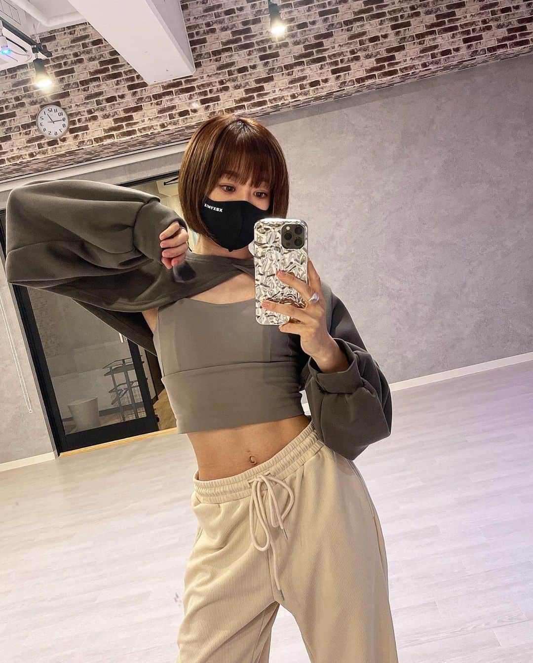 DJ YURiAのインスタグラム：「このトップスお気に入り。  Tops,Pants,iPhone case : @shein_japan  Underwear,Mask : @xexymix_jp   大好きなSHEINさん載せまくっていたら私のクーポンコードが発行されました！15%オフになるので皆さん使ってね♡ クーポンコード:yuria01   裏起毛じゃないのでダンスの時も使えます。生地がしっかりめなので形が綺麗。これでSなので、サイズ感はダボっと大きめ。それがかわいい。 最後に商品画像載せました💡 あとで動いてる動画も載せますね☺️  これを着ている私を見て、娘はすごく不思議そうに自分の鎖骨を撫でていました。『ママ、、』と、言いながら。こんな形の服は彼女の人生の中で初登場。  この前は、近所だからいっかと思って、お臍出してエレベーター乗ってたら、小学校低学年くらいの親子が乗ってきまして、目を丸くしていました。『ママ、お臍が出てる。。』とこっそり話したのが聞こえました。彼の人生において、臍を出した女は初登場だったのでしょう。  最近動く仕事ばかりなので、スポーツ寄りというか一生スポーツな感じ😂  可愛い格好でお出掛けもしたいなぁ💃🏻  お腹出してる私が言うのもあれですが、急に寒くなったので、皆さま温かくしてお身体ご自愛くださいませ☺️  明日からピラティスマシン始まるぞー！ 楽しみすぎるー！！！  #shein #shein購入品  #ダンス #ダンスウェア #ピラティスインストラクター #腹筋女子  #クーポンコード」