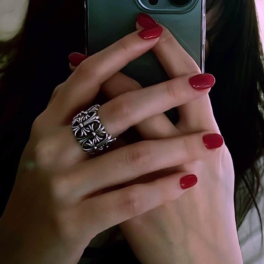 今井夏帆のインスタグラム：「I changed the color of my nails to Red🍓 . ピカピカの赤ネイル🍓 いつも最高の仕上がりありがとうございます☺️るんるんです☺️☺️☺️  #nails#nailsofinstagram #nailart #nailstagram #rednails #tokyo#japanesegirl #girl」