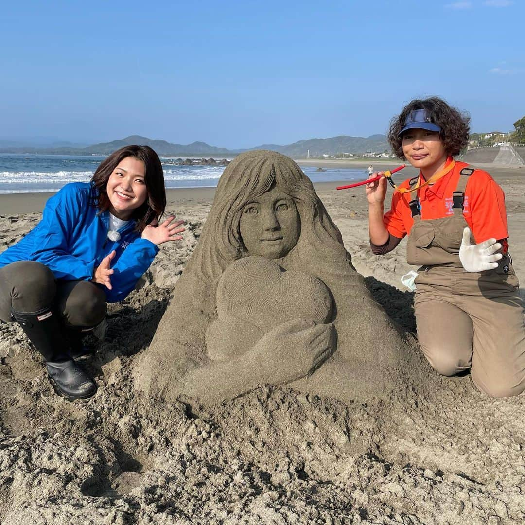 木岡真理奈のインスタグラム：「THE TIME, 列島リアルタイム中継 ありがとうございました〜😆 砂像アーティストの松木由子さんを ご紹介しました！  前日から一緒に作業させていただきました！ 生き生きとした瞳で祈る少女の像。 素敵な作品で、貴重な経験になりました😌 そして体はバキバキになり全身筋肉痛😌笑  作業の動画も載せておきます🫣 実は私、途中で砂像のモデルになっています。笑  #thetime_tbs #列島リアルタイム中継 #砂像 #砂像彫刻 #テレビ高知 #黒潮町 #松木由子さん #木岡真理奈」