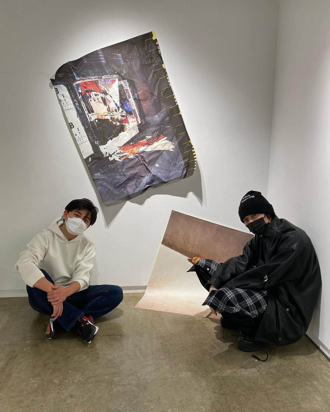 森圭介のインスタグラム：「ハタサトシさんの個展 “Outside The Spotlights” 渋谷パルコに行ってきましたー。  SKY-HIさんやBE:FIRST、 Novel Coreさん、Aile The Shotaさんなどの 写真も手掛ける写真家さんで、 THE FIRST FINALの時に 私の写真を撮ってくださったのがきっかけで お邪魔しました。  作品にあふれるのは愛と自己肯定感。 日常にひそむ物語がみえてくる素敵な写真たち。 とにかく優しい。作品もお人柄も！ ライブフォトとはまた違うハタさんの魅力に 引き込まれた空間でした〜  #ハタサトシ  #OutsideTheSpotlights」