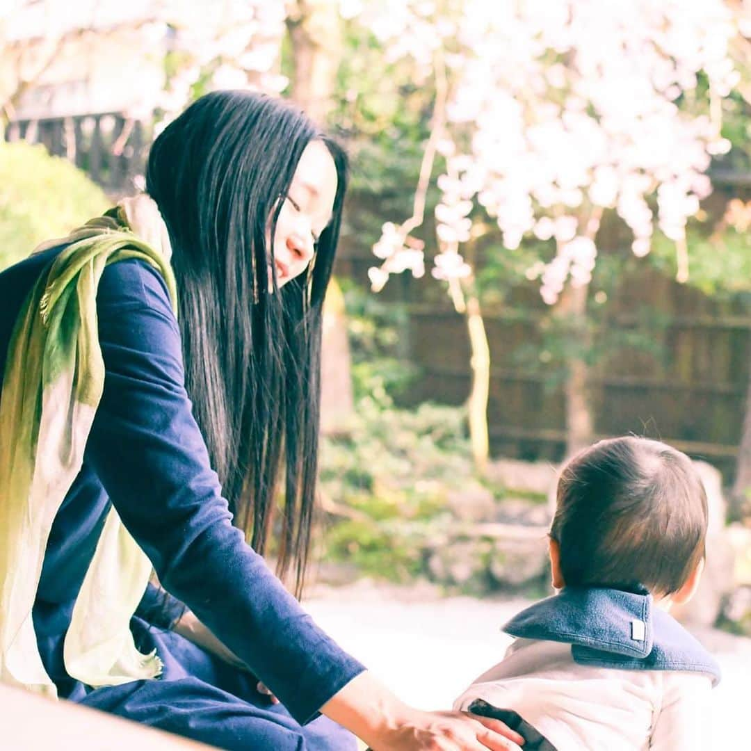 矢島里佳さんのインスタグラム写真 - (矢島里佳Instagram)「この春は、5月生まれの息子にとっては、人生初の桜🌸 家族でいろんな桜を見に行きました👶🏻✨ 気がつけばもう葉桜。新緑の季節へ向かっていますね🌱 息子が生まれてから、もうすぐ1年。  さまざまな人生の経験をさせていただいてから、息子に出逢えたおかげで、ワーキングスキルは子育てにそのまま行かせることを実感。  そして何よりも多くの方にご協力いただいて、生きると働くが豊かに成り立っているので、本当に感謝です☺️ おかげさまで、ご機嫌に過ごすことができています❣️  #子育て #子育てママ #男の子ママ #10ヶ月ベビー #生後10ヶ月 #赤ちゃんのいる暮らし #ていねいな暮らし #成長記録 #ワーキングママ #赤ちゃん  #子育て　 #赤ちゃんの五感  #桜 #ご機嫌  #ご機嫌子育て」4月14日 17時26分 - rikayajima