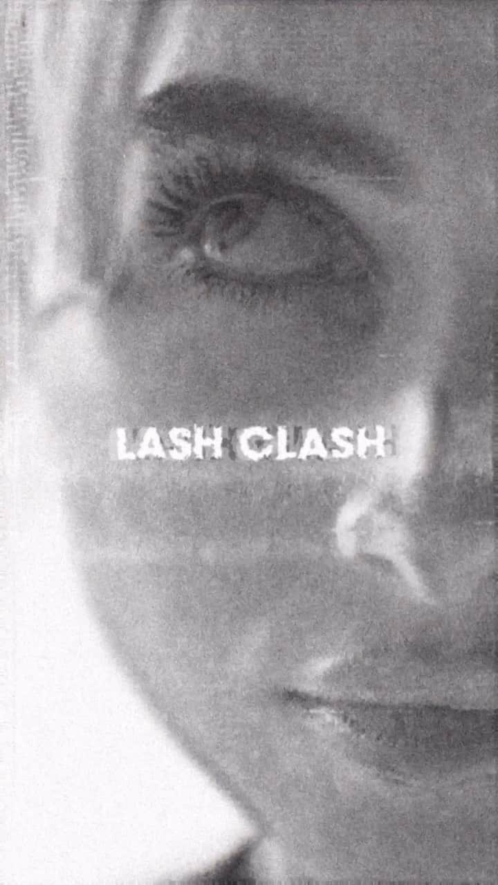 サブリナ・カーペンターのインスタグラム：「i literally apply my mascara like this every day 🖤 @yslbeauty #clashto200 #YSLBeautyPartner」