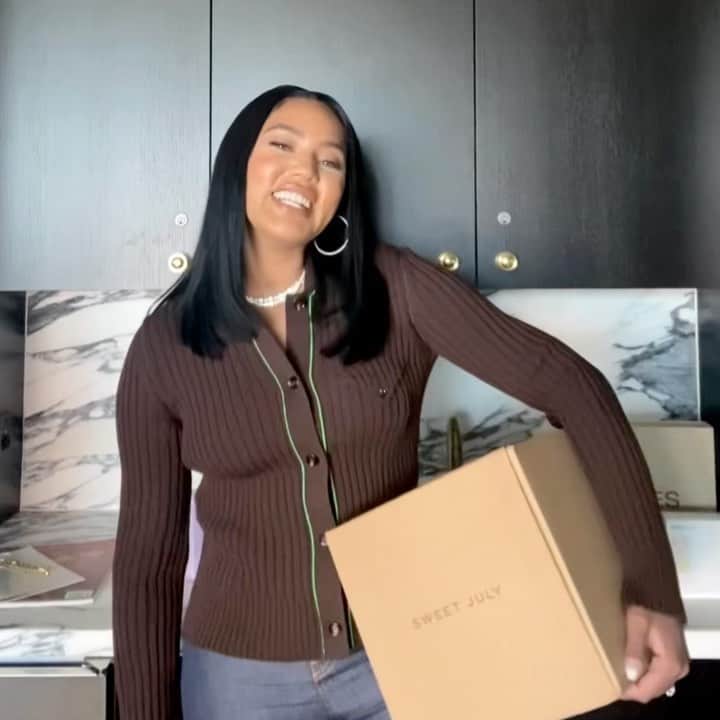 エイヨシャ・カレーのインスタグラム：「🚨GIVEAWAY ALERT 🚨 If you haven’t heard, we’re celebrating the launch of my @sweetjuly subscription box by gifting 3 lucky winners a FREE YEAR OF BOXES! That’s four boxes filled with over $1,600 worth of beauty, health and wellness, home, and lifestyle products! 🎉  You’ll receive this season’s box, filled with over $550 worth of products, along with three other boxes throughout the year! The products we select for our boxes come from incredible brands you’ll feel proud to support.   👉🏽Enter for a chance to win at the link in my bio!  👉🏽Tag three friends below who would love to receive a year’s worth of boxes!  Contest ends April 20th at 11:59PM PST. Winners will be chosen at random and contacted on the 21st. Good luck!」