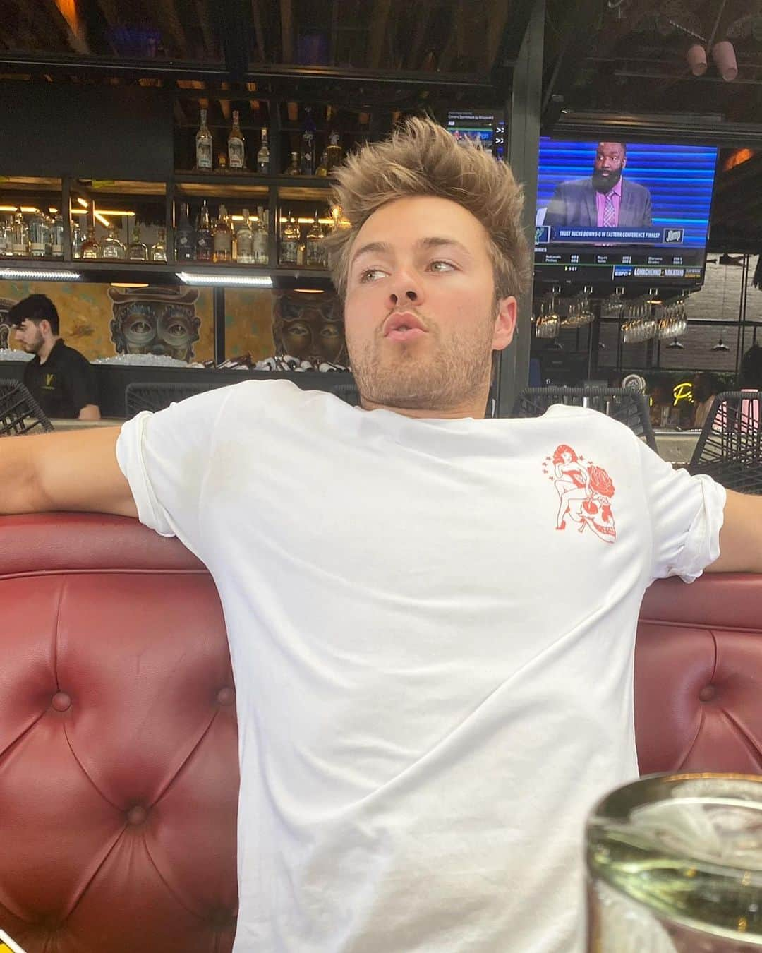 ペイトン・マイヤーさんのインスタグラム写真 - (ペイトン・マイヤーInstagram)「When you spot the margarita tray en route」4月15日 4時27分 - peytonmeyer