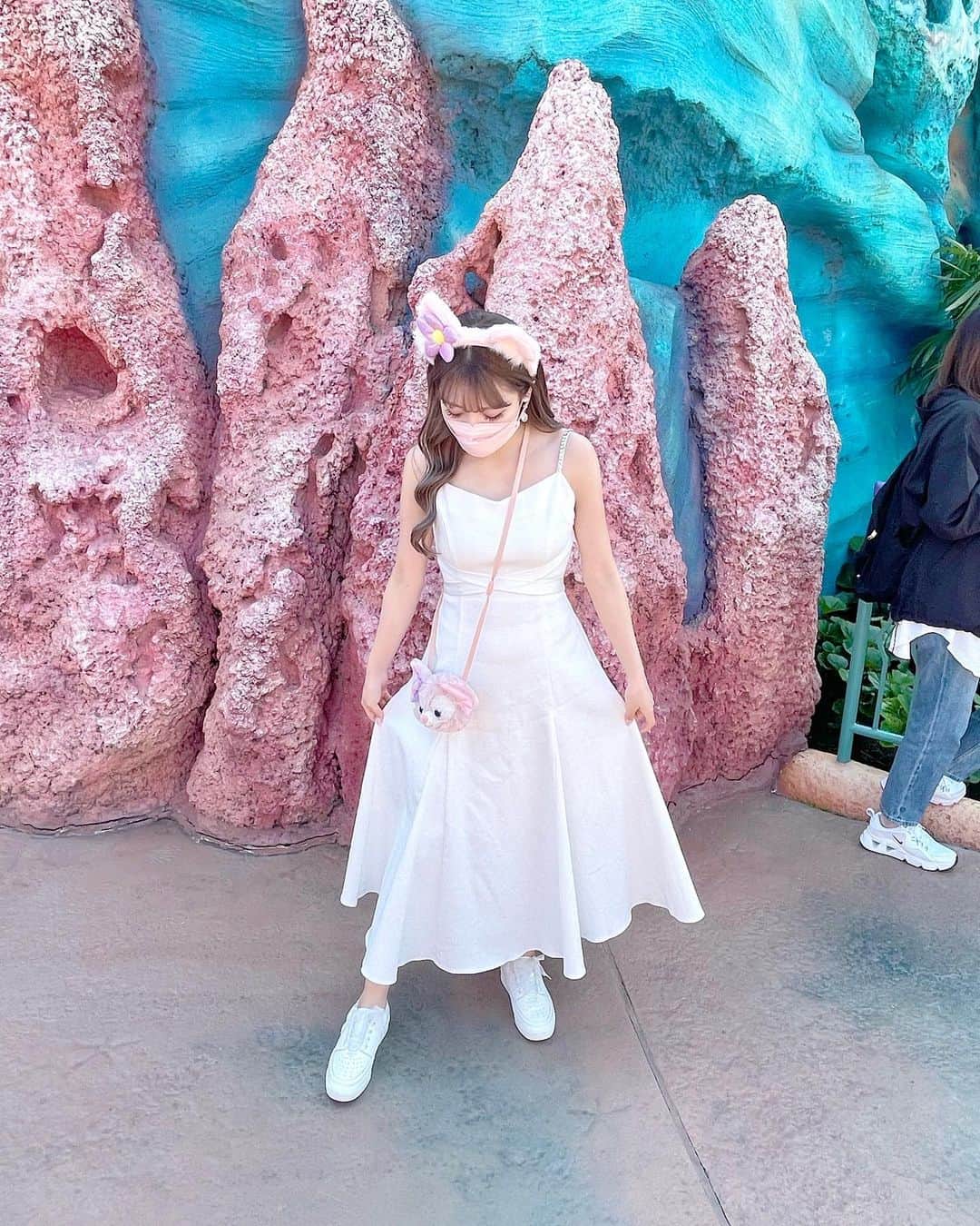 のインスタグラム：「. 首短すぎて下向くと首なくなる☺️笑 ワンピ全身バージョンです🎀💕💕 . #mmeeme」
