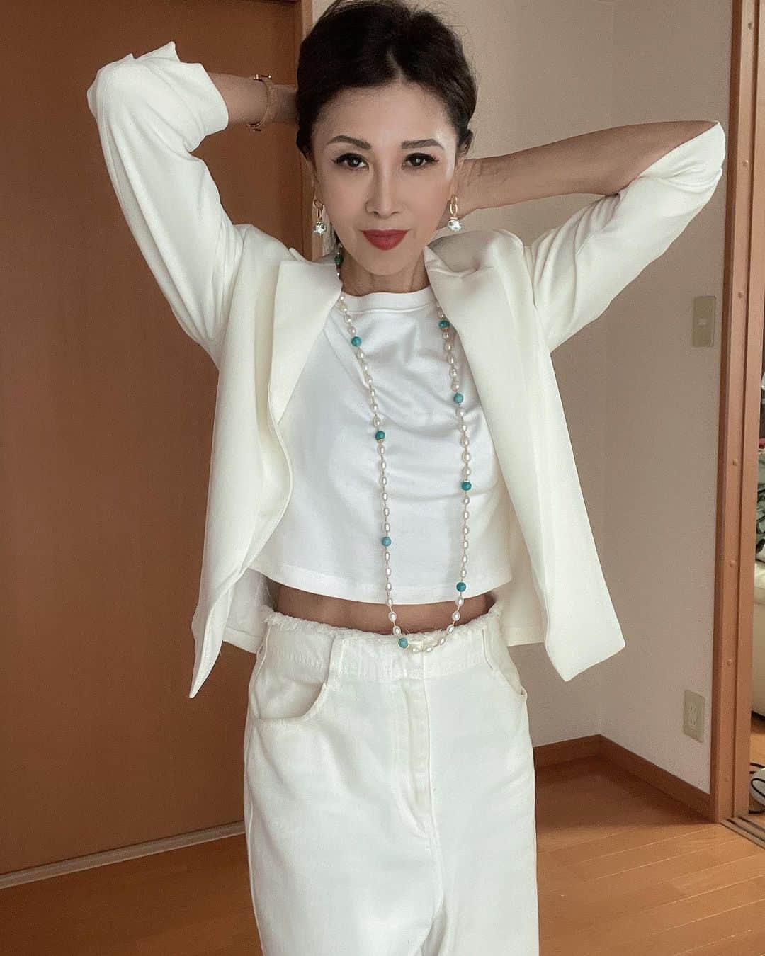 のインスタグラム：「😬 😬 😬 まぁ忙しい。  やなことあっても 楽しいこともある  深くとらえない  流れるように 受け入れて しなやかに生きる  わざわざ 荒波たてずに 行きましょう  て どの口がいう😬  インポートアクセサリーは 一味違う 大好きな turquoiseとperlよ @farra_jewelry   綺麗になるチョコも 食べるしね  #gi26 @gi26gi36 ⚫︎低GI ⚫︎砂糖不使用 ⚫︎高カカオポリフェノール ⚫︎グルテンフリー  #筋トレ #筋トレ女子 #筋トレダイエット #筋トレ女子と繋がりたい #筋トレで減量 #くびれ#美ボディ #アラフィフ#なおこ語録#アラフィフコーデ#筋トレ日記 #筋トレ生活 #ボディメイク #50代の筋トレ #熊本 #アンチエイジング#kumamoto #Trainingmotivation #Bodybuilding#Muscletraining #fitnessmodel#training #workoutvideo #gymgirl#Housemusiclove」