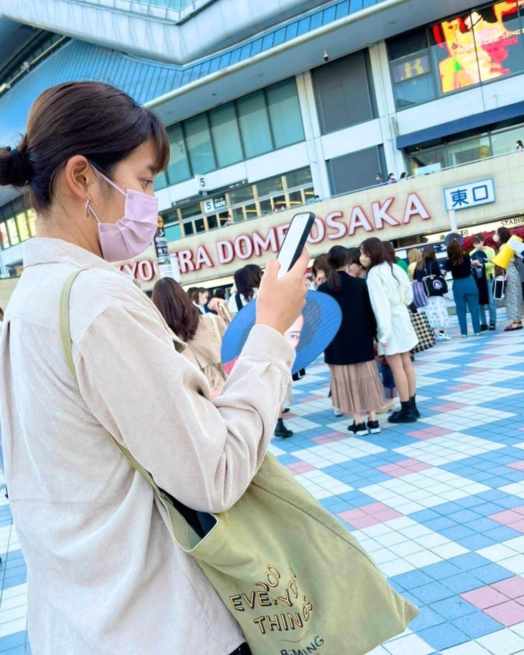 二見梓さんのインスタグラム写真 - (二見梓Instagram)「🔴🟡🔵🟣⚫️ 時間差投稿になりますが、 初参戦してきました。 何回も何回も落選し続けてきたライブに、 やっと当選しまして☺️ 最高な時間でした。 神席すぎて、数年分の運を使い果たした気がします。 #おどるようにじんせいを」4月14日 19時40分 - a.z.u.0.5.1.5