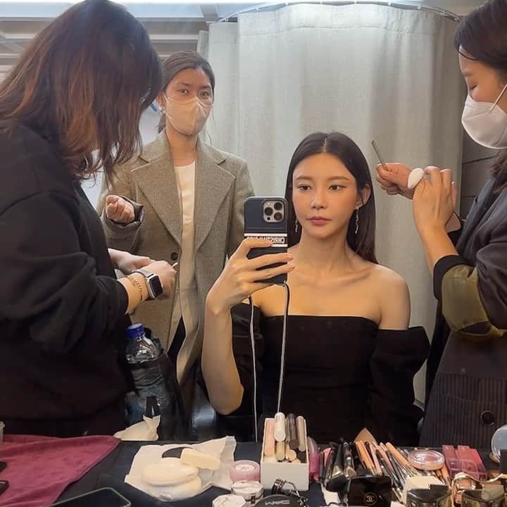 チャ・イェリョンのインスタグラム：「촬영🖤  곧 만나요 💄 @jennyhouse_ssung  💆🏼‍♀️ @jennyhouse_mijung 👗 @hyez_23」
