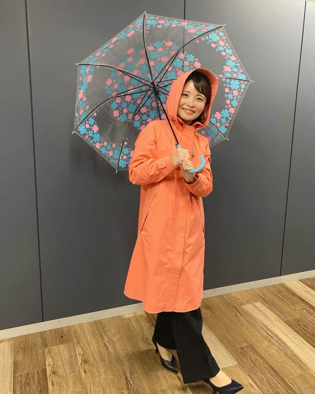 田中美都（気象予報士）さんのインスタグラム写真 - (田中美都（気象予報士）Instagram)「* きょうは冷たい雨となったところが多くなりました☔️ 今週前半は季節外れの暑さでしたから、気温差で体調を崩さないように注意してくださいね⚠️ * あすも東日本を中心に気温が低く雨が降りそうです☔️ 雨に濡れないように大きい傘を持ってお出かけください🌂 * #気象予報士 #気象キャスター #ゆう5時 #天気予報」4月14日 20時03分 - tanaka_mito_